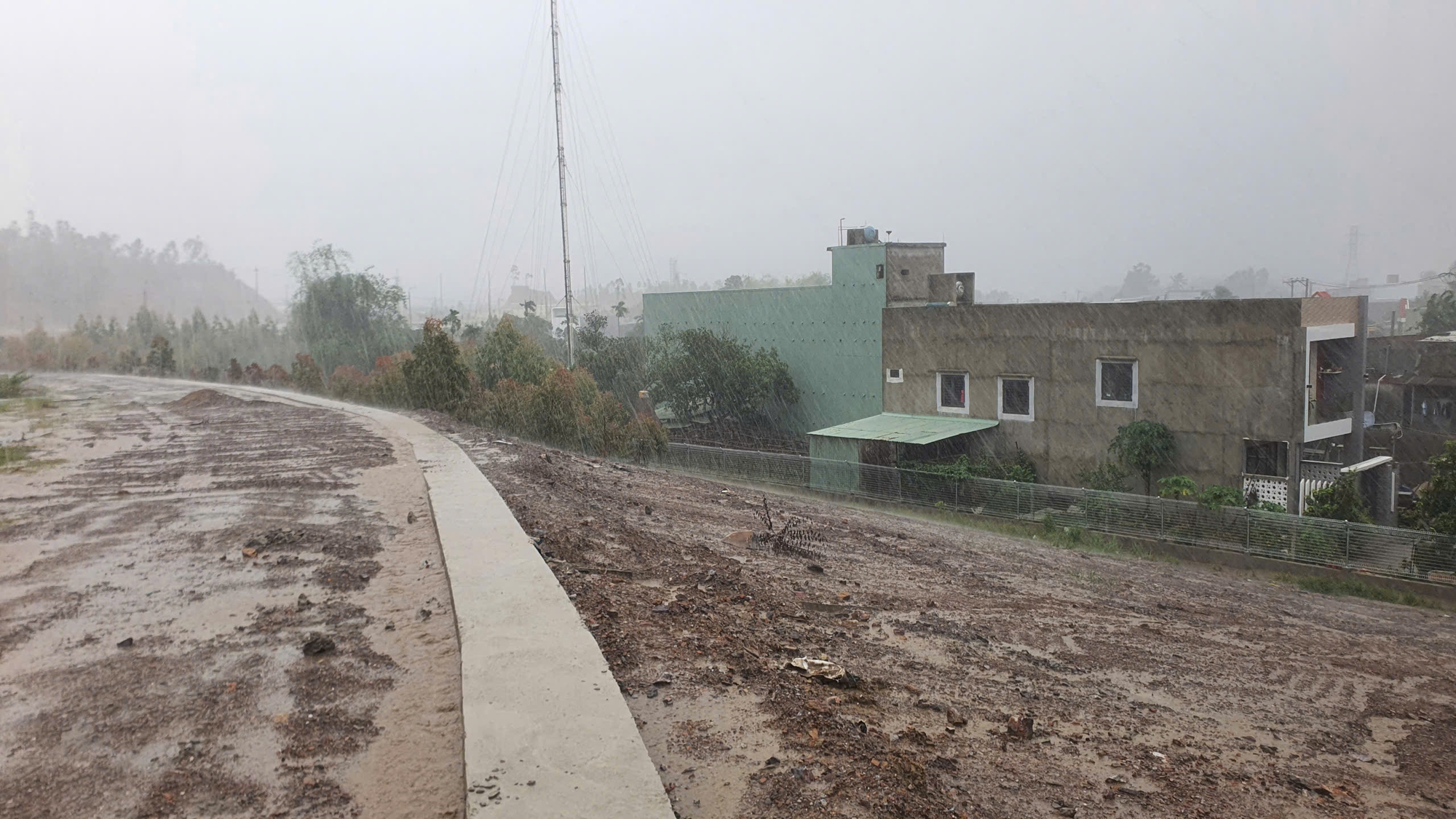 Đ&agrave; Nẵng: B&ugrave;n từ dự &aacute;n cụm c&ocirc;ng nghiệp Cẩm Lệ dội xuống khu d&acirc;n cư sau mưa lớn- Ảnh 3.