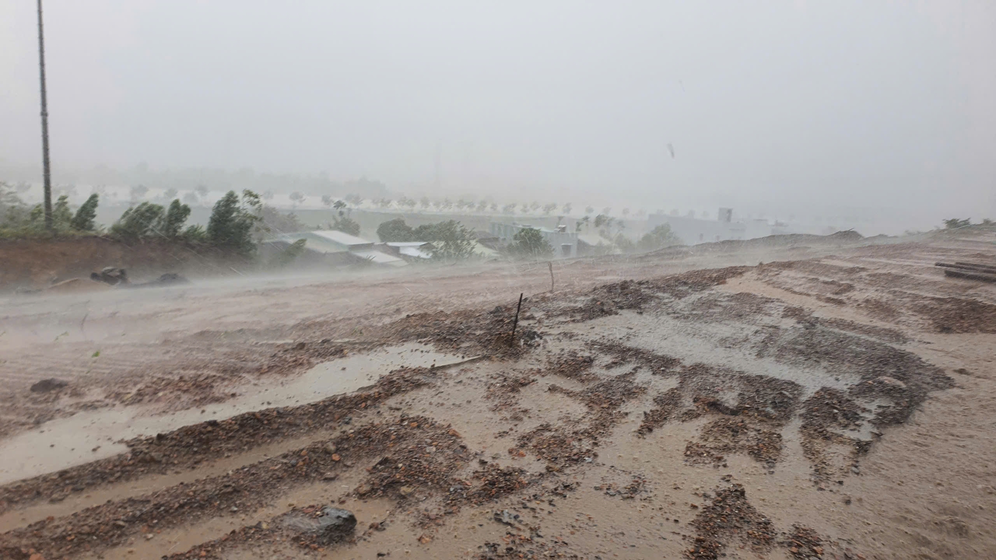 Đ&agrave; Nẵng: B&ugrave;n từ dự &aacute;n cụm c&ocirc;ng nghiệp Cẩm Lệ dội xuống khu d&acirc;n cư sau mưa lớn- Ảnh 5.
