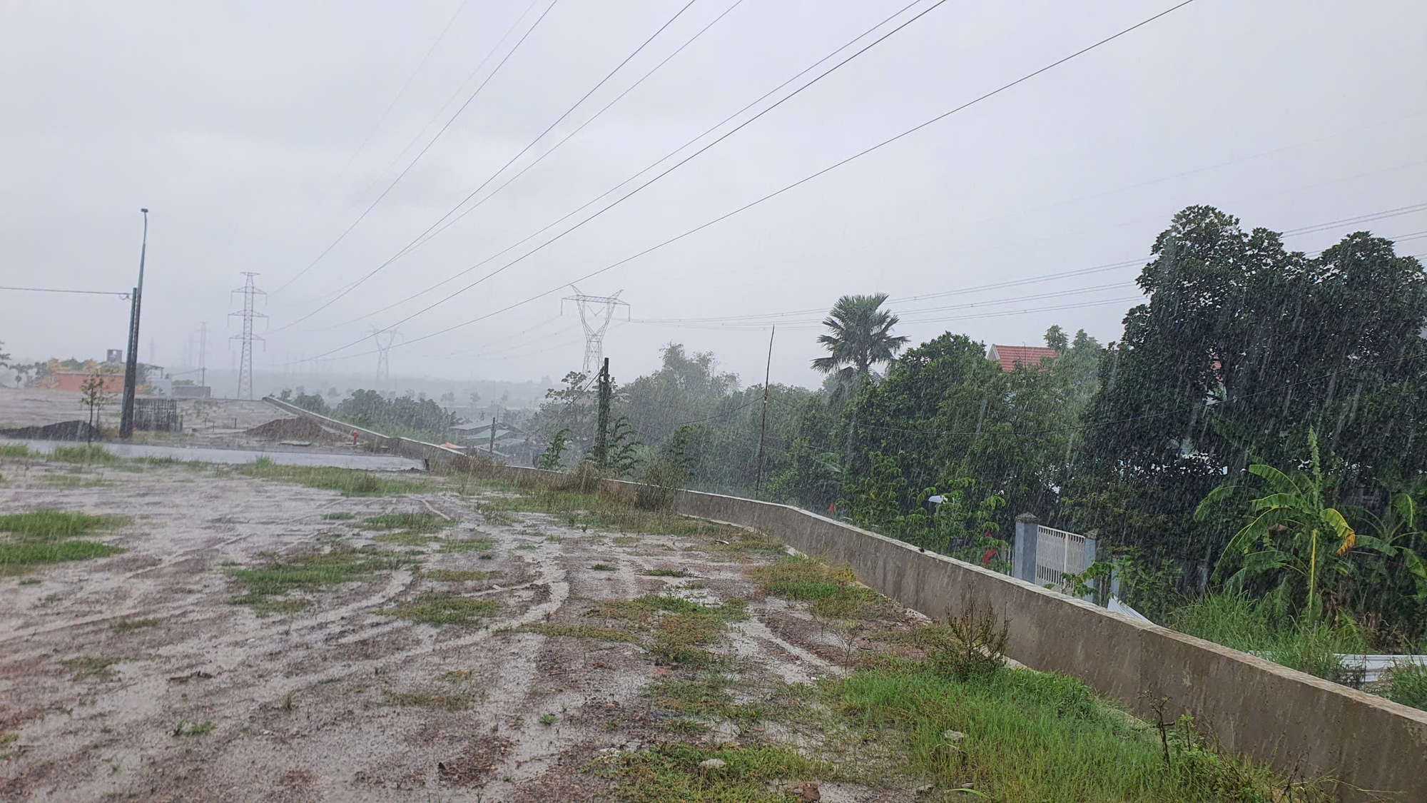 Đ&agrave; Nẵng: B&ugrave;n từ dự &aacute;n cụm c&ocirc;ng nghiệp Cẩm Lệ dội xuống khu d&acirc;n cư sau mưa lớn- Ảnh 6.