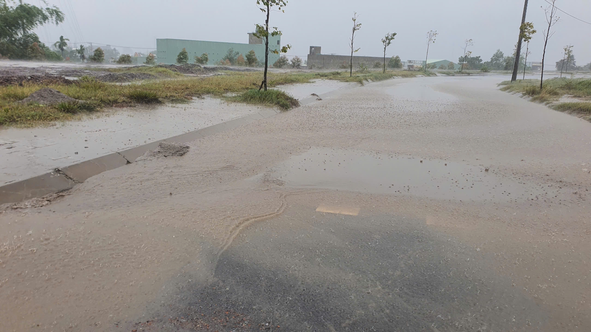 Đ&agrave; Nẵng: B&ugrave;n từ dự &aacute;n cụm c&ocirc;ng nghiệp Cẩm Lệ dội xuống khu d&acirc;n cư sau mưa lớn- Ảnh 8.