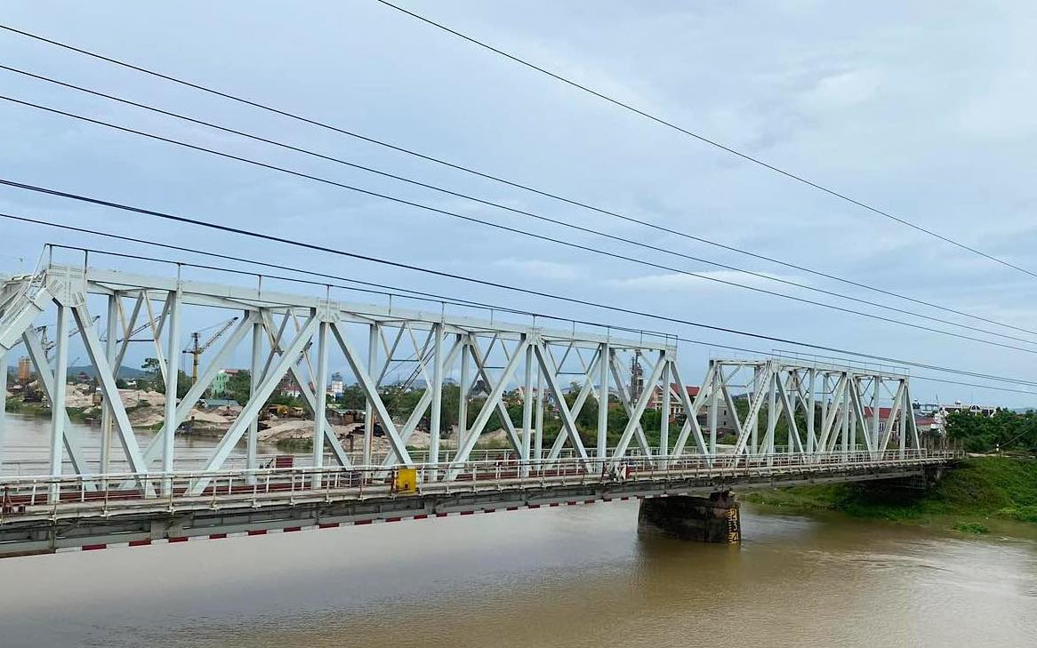 Hạn chế giao thông đường thủy khu vực cầu Cẩm Lý từ 6/10- Ảnh 2. Gỡ toàn bộ hạn chế giao thông thủy tại các cầu vượt sông phía Bắc