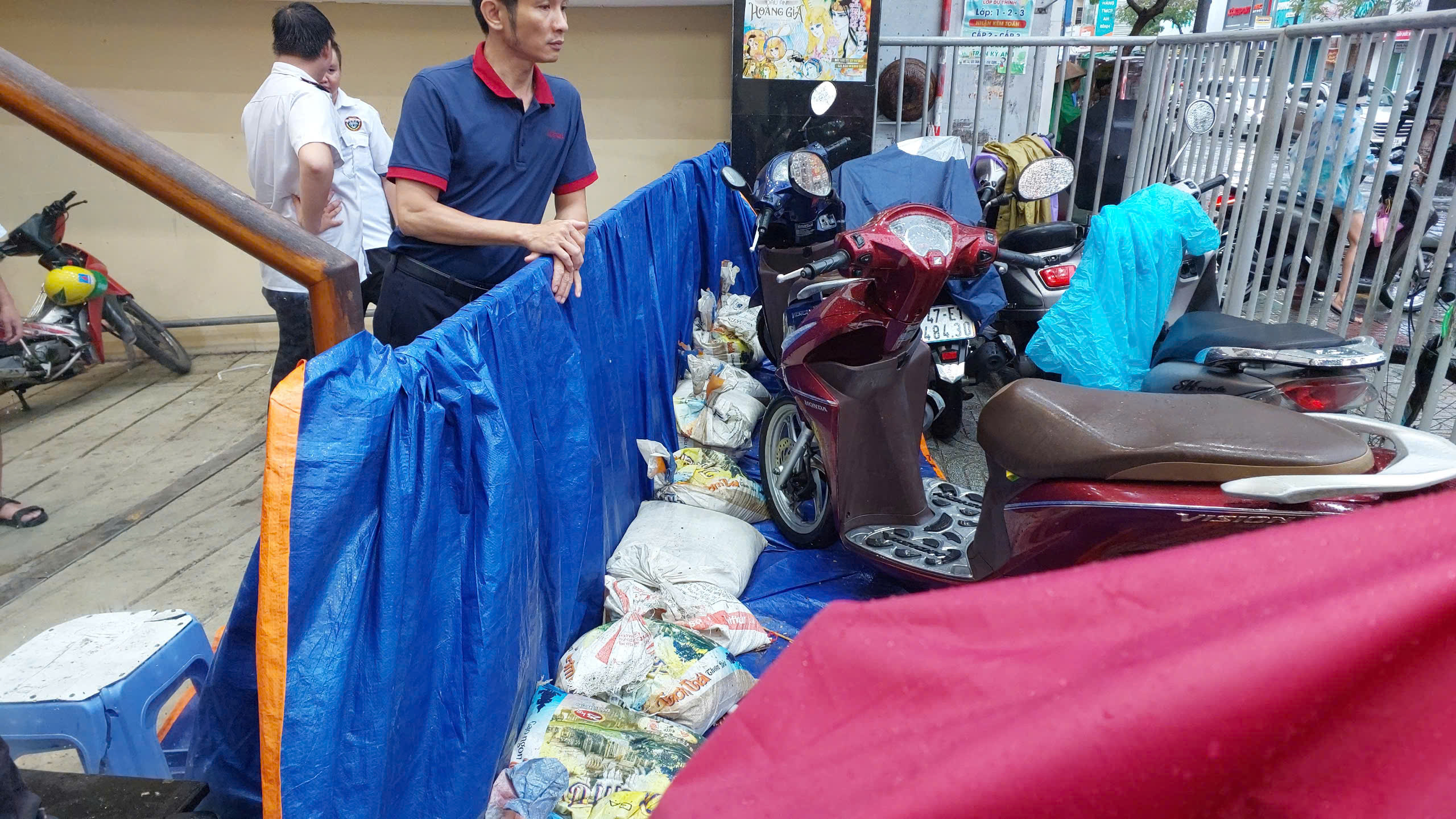 Đường phố Đ&agrave; Nẵng như s&ocirc;ng, &ocirc; t&ocirc;, xe m&aacute;y b&igrave; b&otilde;m lội nước- Ảnh 6.