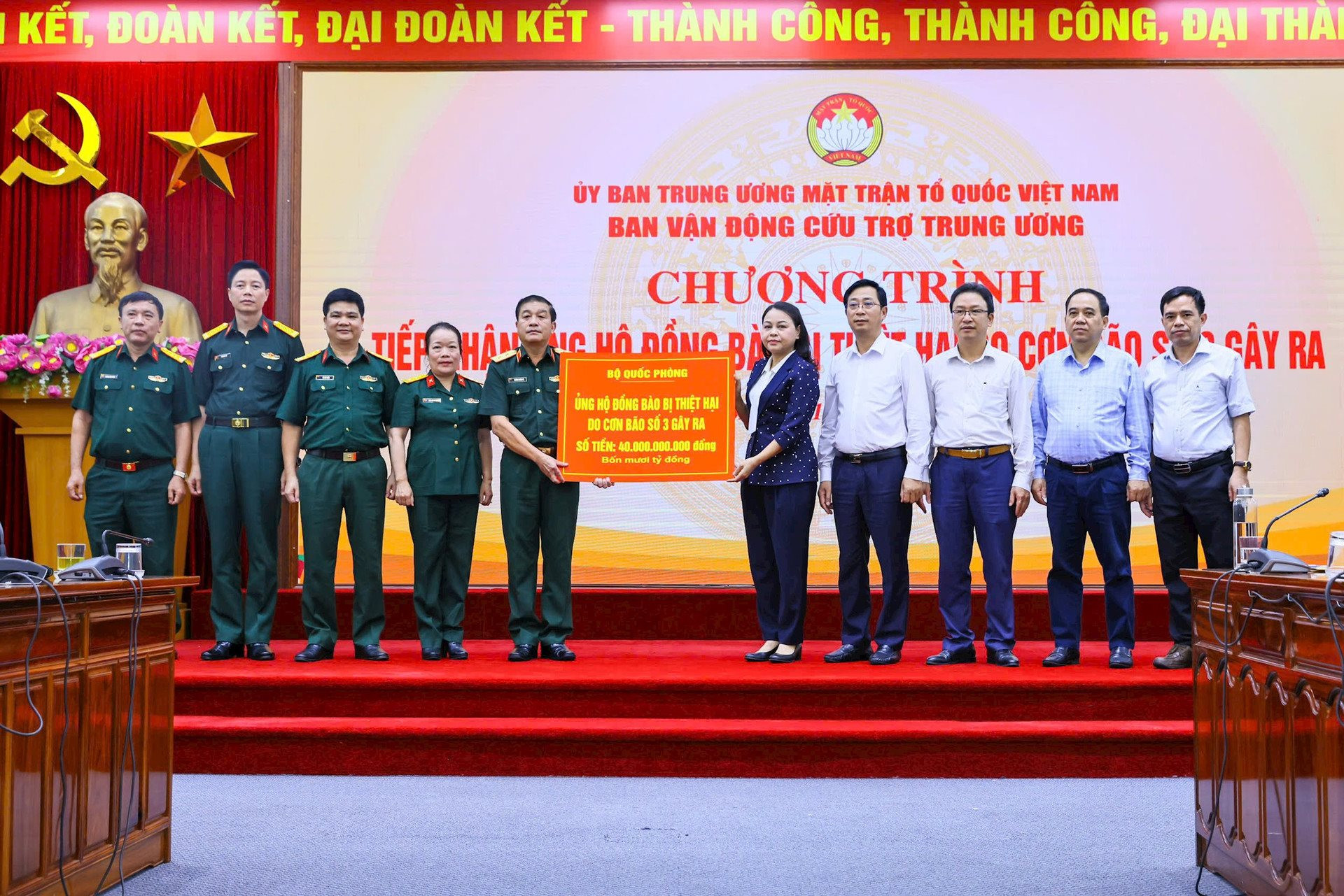 Số tiền ủng hộ đồng b&agrave;o bị b&atilde;o lũ đ&atilde; l&ecirc;n tới 1.432 tỷ đồng- Ảnh 1.