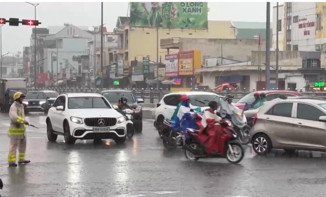 Đồng Nai mưa từ sáng đến đêm, cảnh báo lũ quét và sạt lở- Ảnh 1. Đồng Nai mưa từ sáng đến đêm, cảnh báo lũ quét và sạt lở- Ảnh 1.