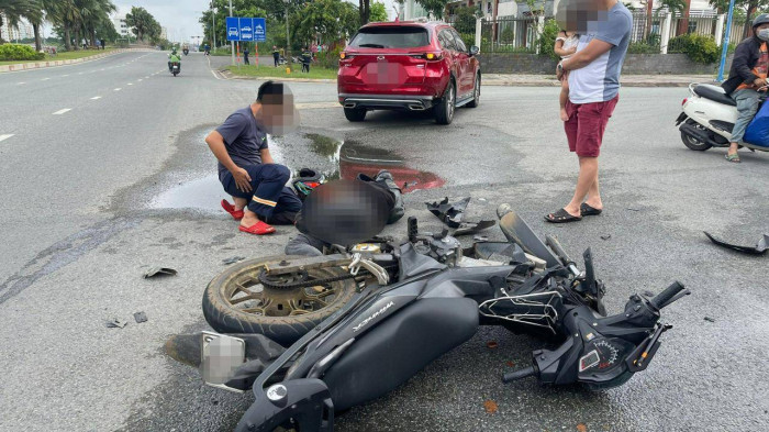 Hai xe m&aacute;y t&ocirc;ng nhau, b&eacute; g&aacute;i 4 tuổi văng khỏi xe v&agrave; va chạm với &ocirc; t&ocirc;, sau đ&oacute; tử vong- Ảnh 1.