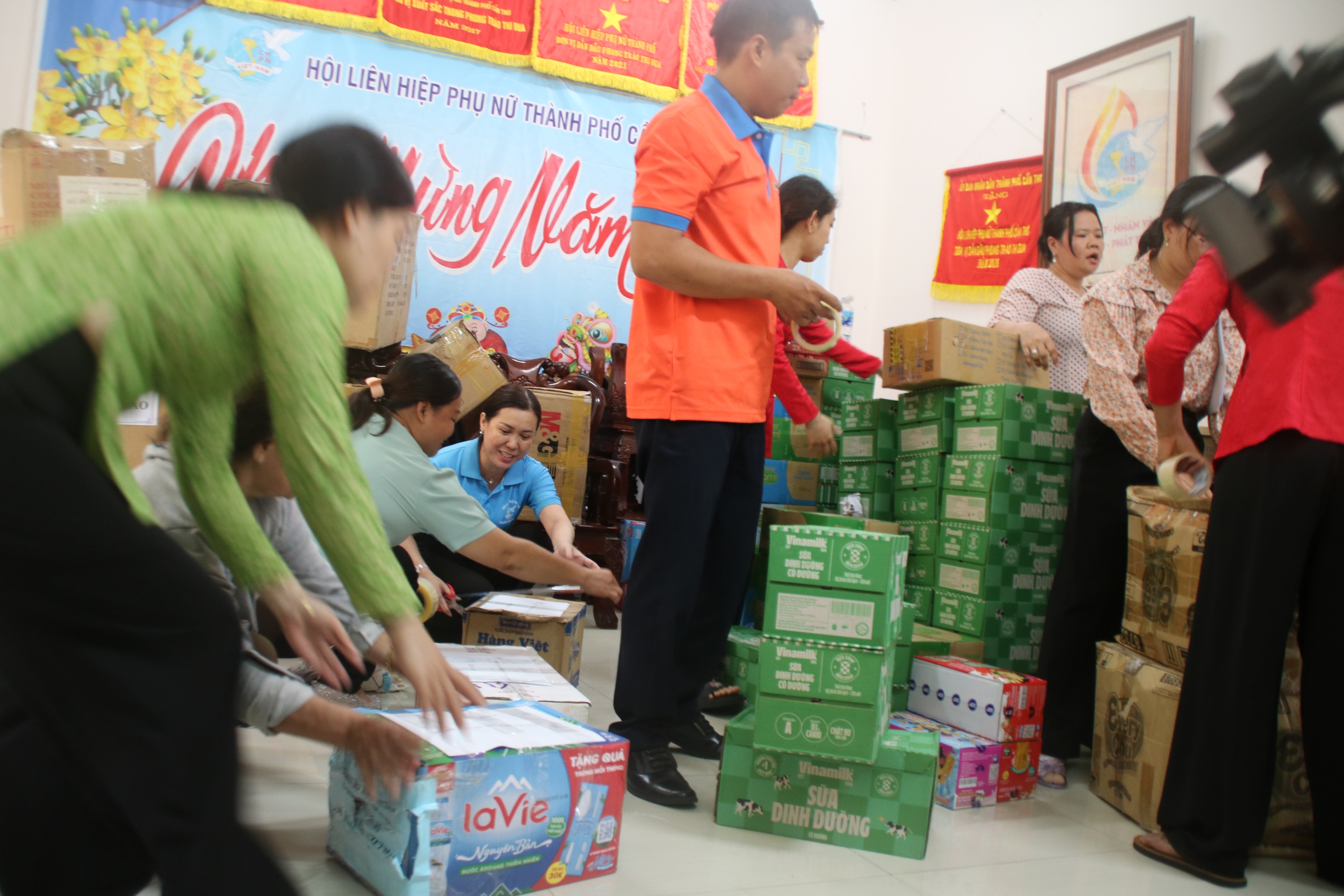 Cầu vận chuyển miễn ph&iacute;: Năm tấn h&agrave;ng từ Cần Thơ đến Y&ecirc;n B&aacute;i cứu trợ b&agrave; con b&atilde;o lũ- Ảnh 1.