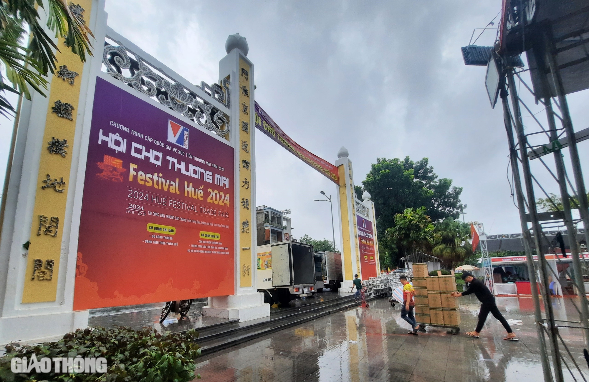 Lo mưa b&atilde;o, nhiều gian h&agrave;ng hội chợ thương mại ở Huế thu dọn sớm- Ảnh 1.