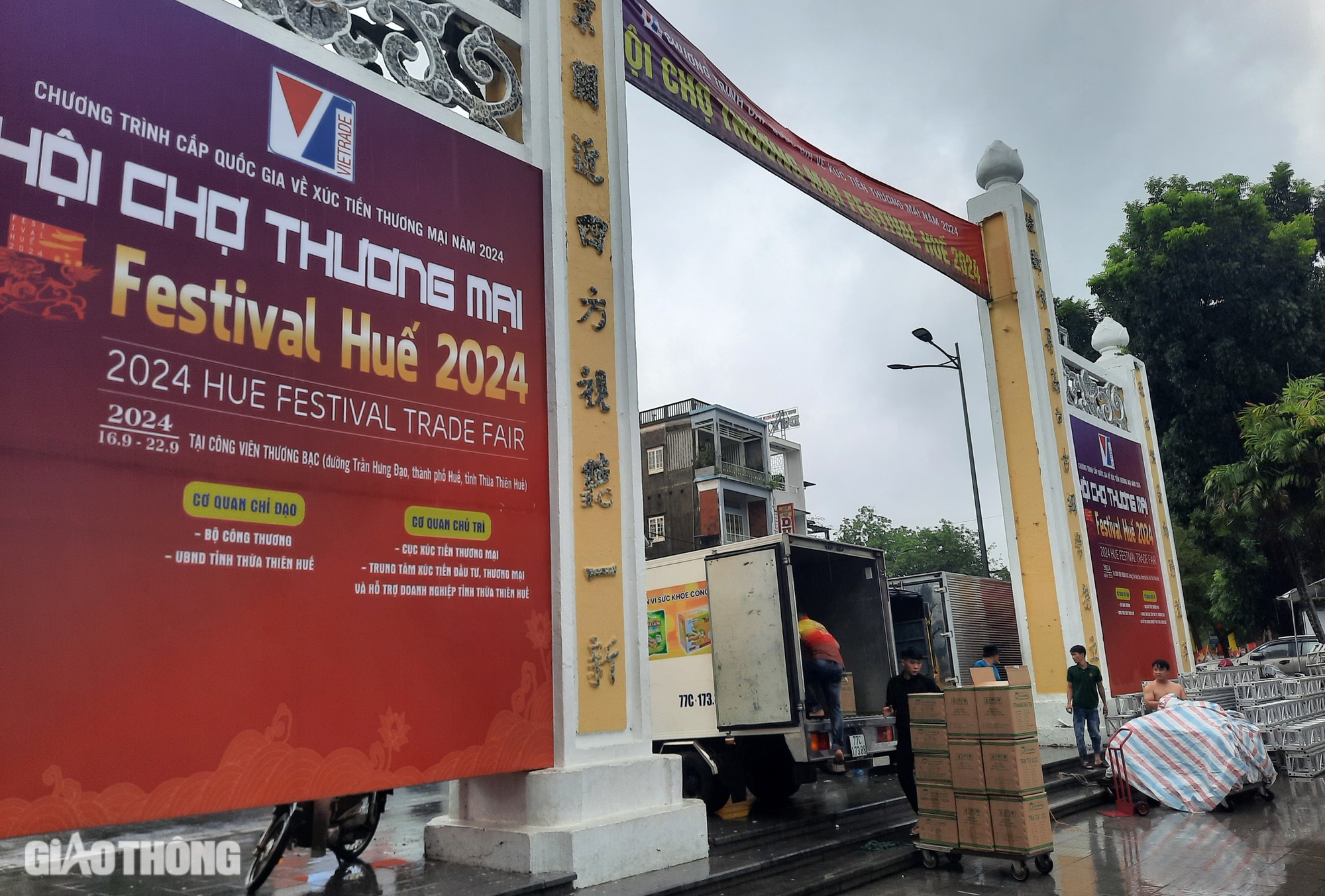 Lo mưa b&atilde;o, nhiều gian h&agrave;ng hội chợ thương mại ở Huế thu dọn sớm- Ảnh 3.
