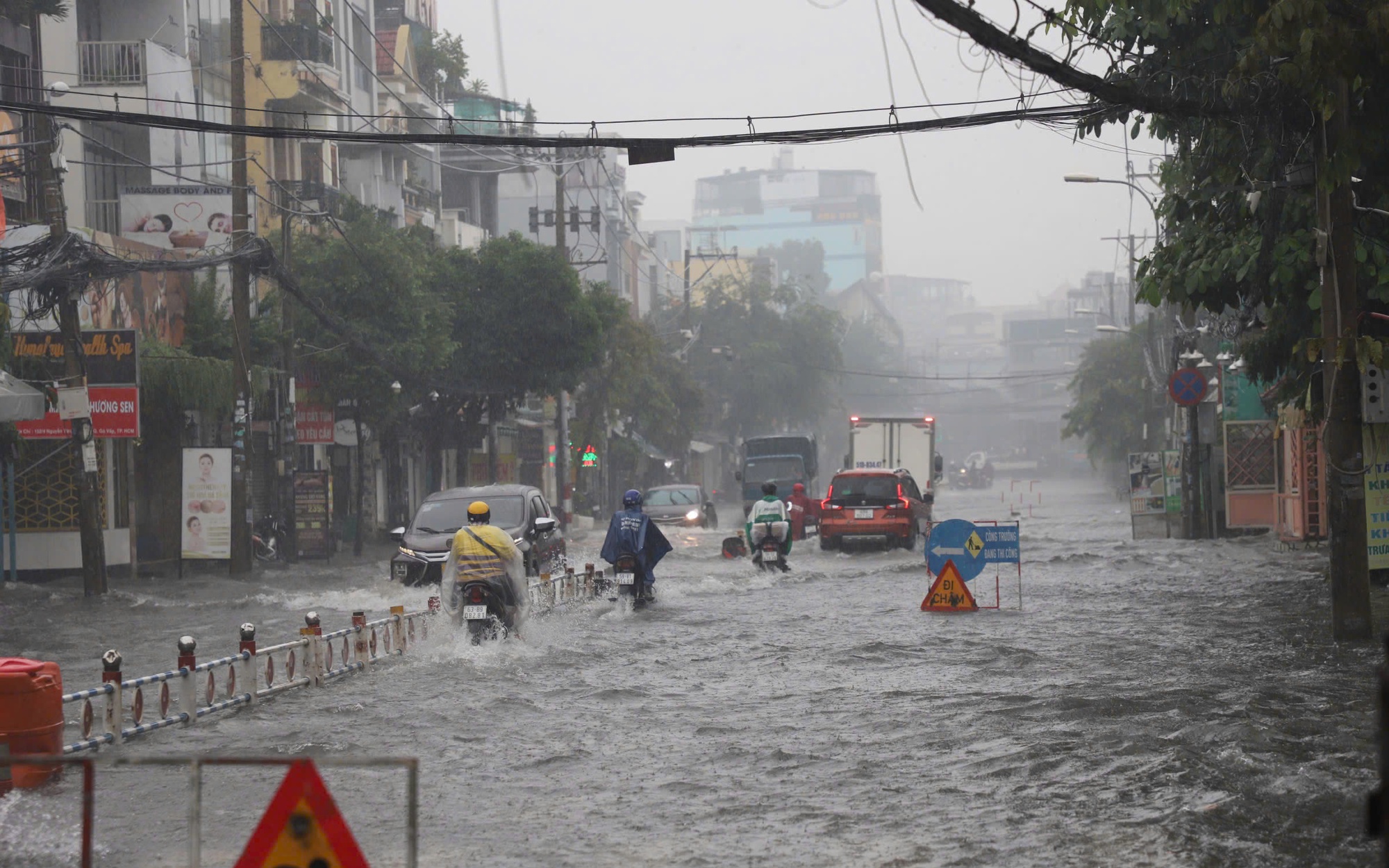 TP.HCM mưa trắng trời cả ng&agrave;y, đường phố biến th&agrave;nh s&ocirc;ng
