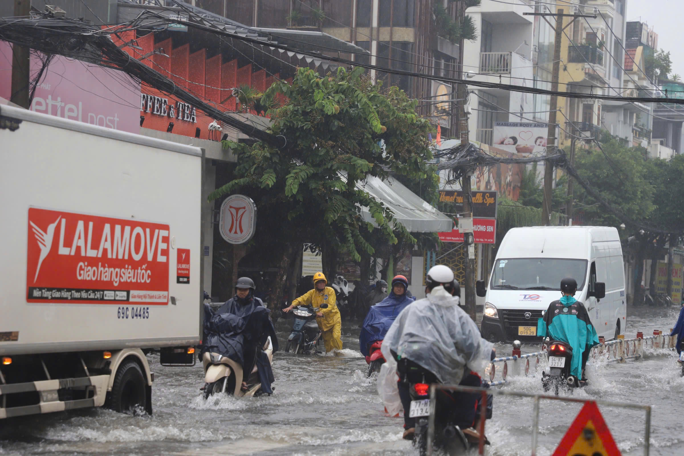 TP.HCM mưa trắng trời cả ngày, đường phố biến thành sông- Ảnh 4. TP.HCM mưa trắng trời cả ngày, đường phố biến thành sông- Ảnh 4.