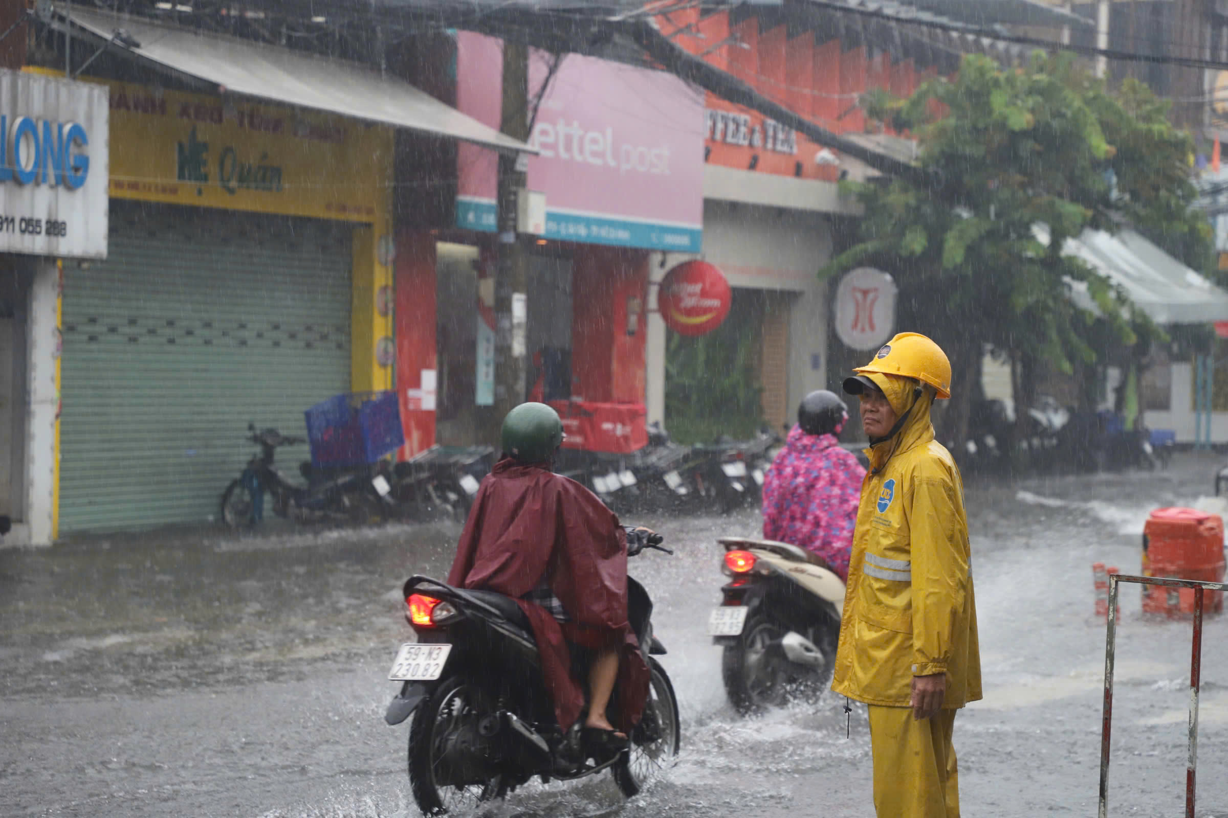 TP.HCM mưa trắng trời cả ngày, đường phố biến thành sông- Ảnh 7. TP.HCM mưa trắng trời cả ngày, đường phố biến thành sông- Ảnh 7.