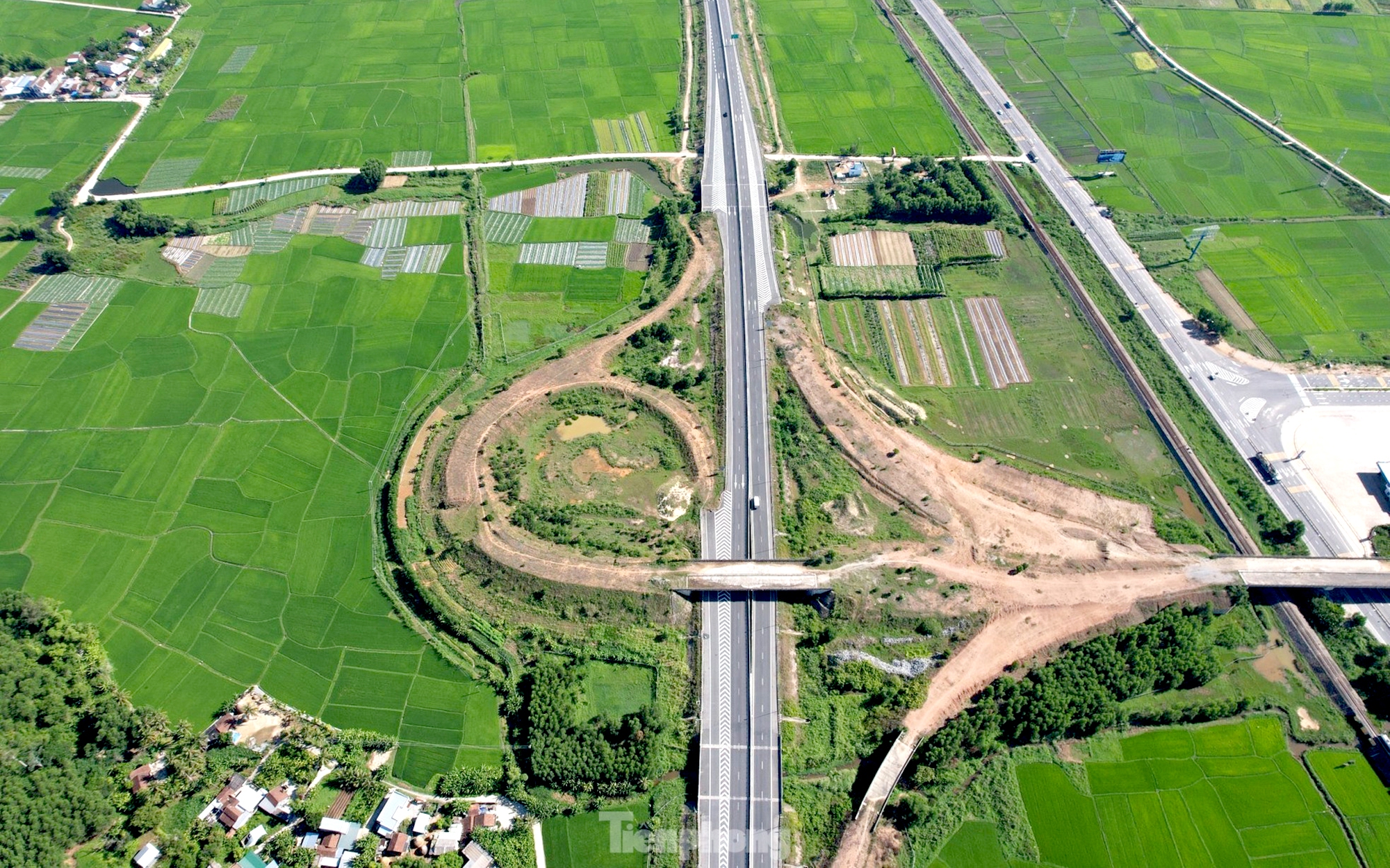 Quảng Ng&atilde;i: N&uacute;t giao cao tốc dở dang, xe phải đi v&ograve;ng cả chục km