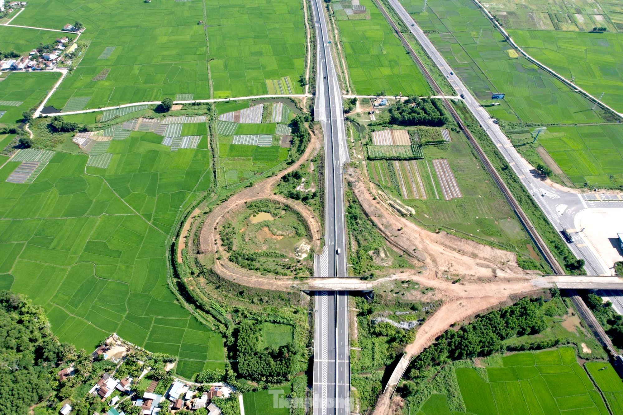 Quảng Ng&atilde;i: N&uacute;t giao cao tốc dở dang, xe phải đi v&ograve;ng cả chục km- Ảnh 1.