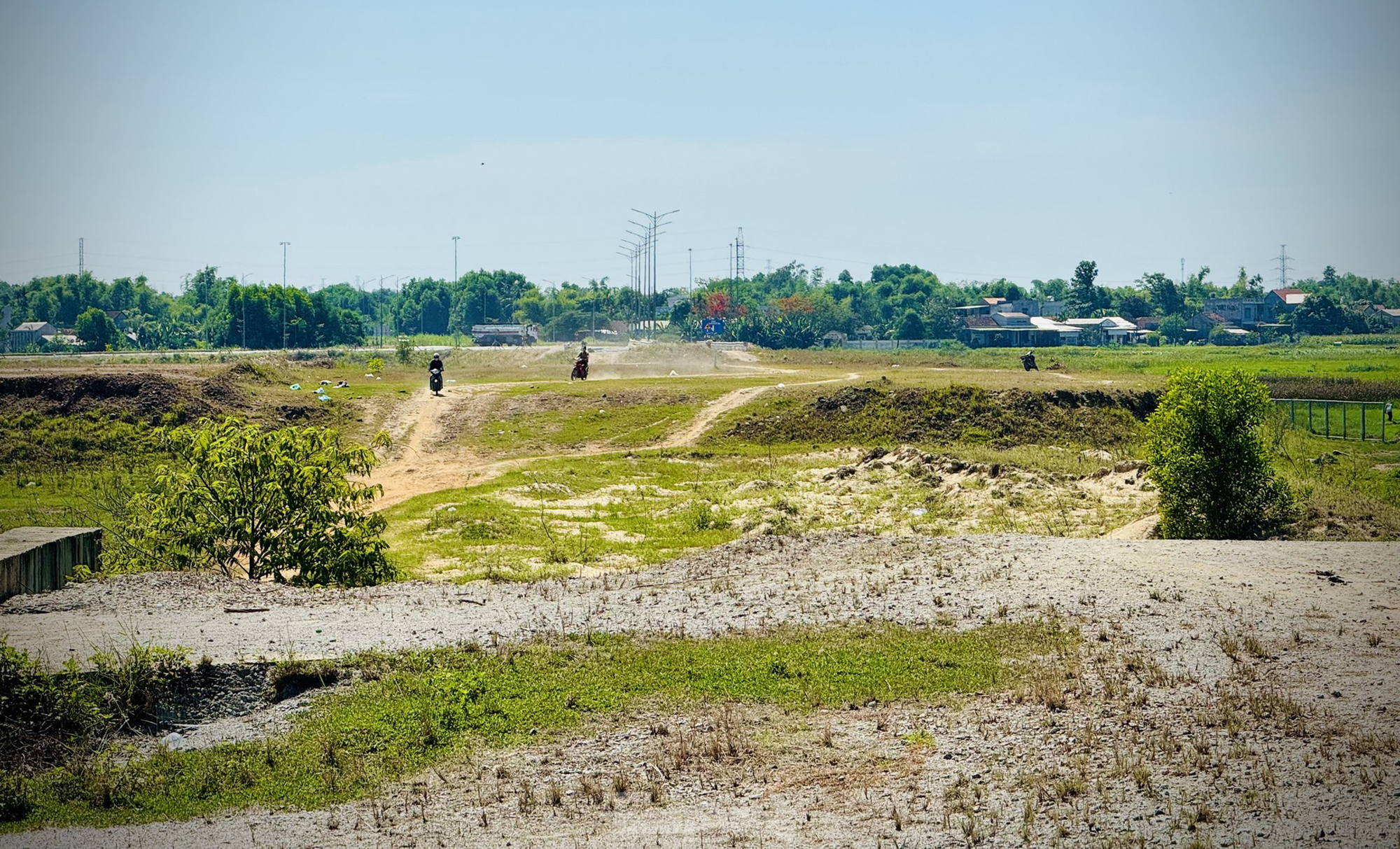 Quảng Ng&atilde;i: N&uacute;t giao cao tốc dở dang, xe phải đi v&ograve;ng cả chục km- Ảnh 2.