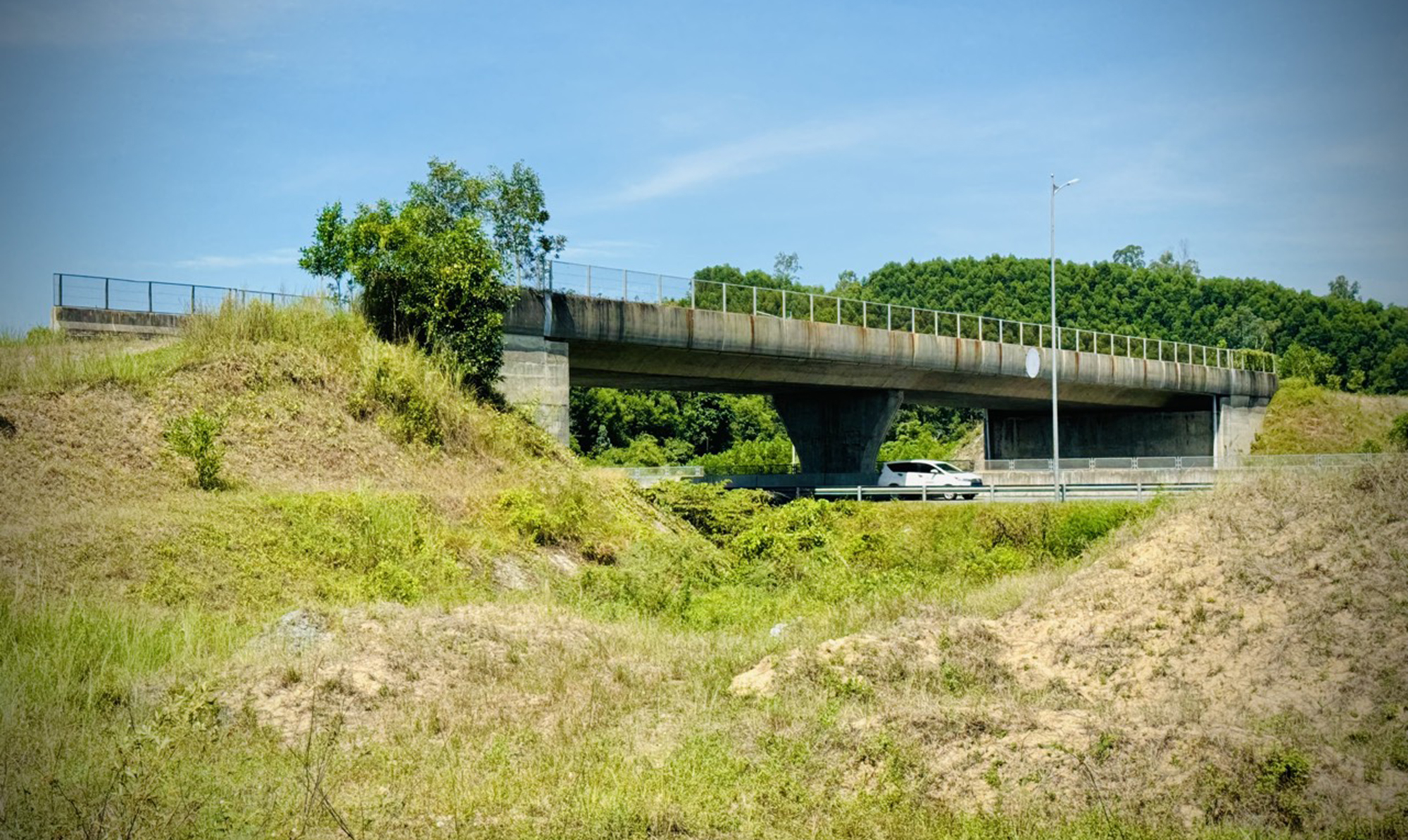 Quảng Ng&atilde;i: N&uacute;t giao cao tốc dở dang, xe phải đi v&ograve;ng cả chục km- Ảnh 3.