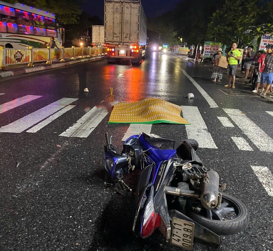 Tai nạn tr&ecirc;n QL1 qua Thừa Thi&ecirc;n Huế, người đ&agrave;n &ocirc;ng đi xe m&aacute;y tử vong- Ảnh 2.