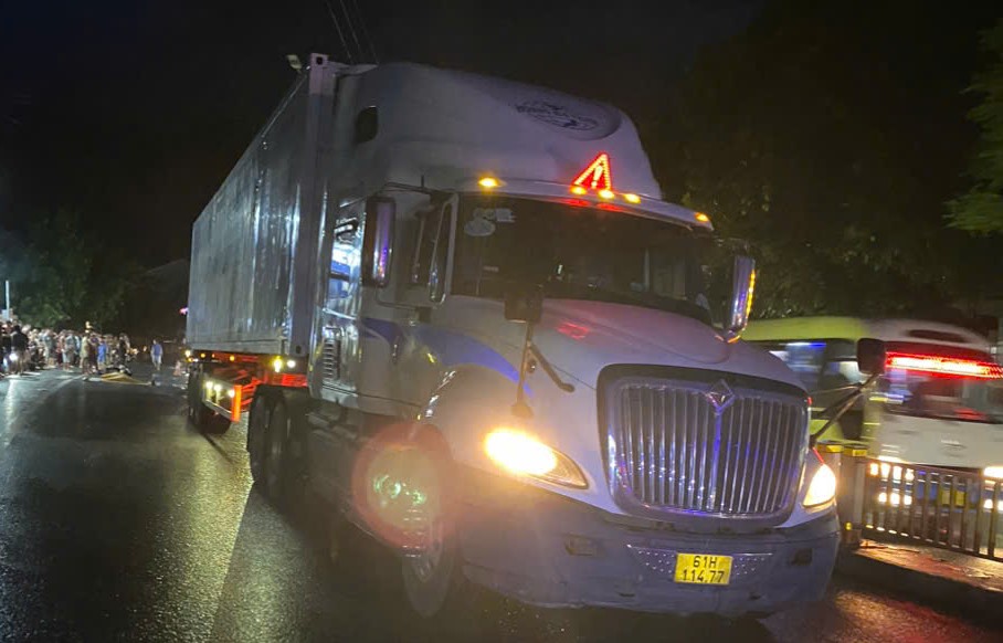 Tai nạn tr&ecirc;n QL1 qua Thừa Thi&ecirc;n Huế, người đ&agrave;n &ocirc;ng đi xe m&aacute;y tử vong- Ảnh 1.