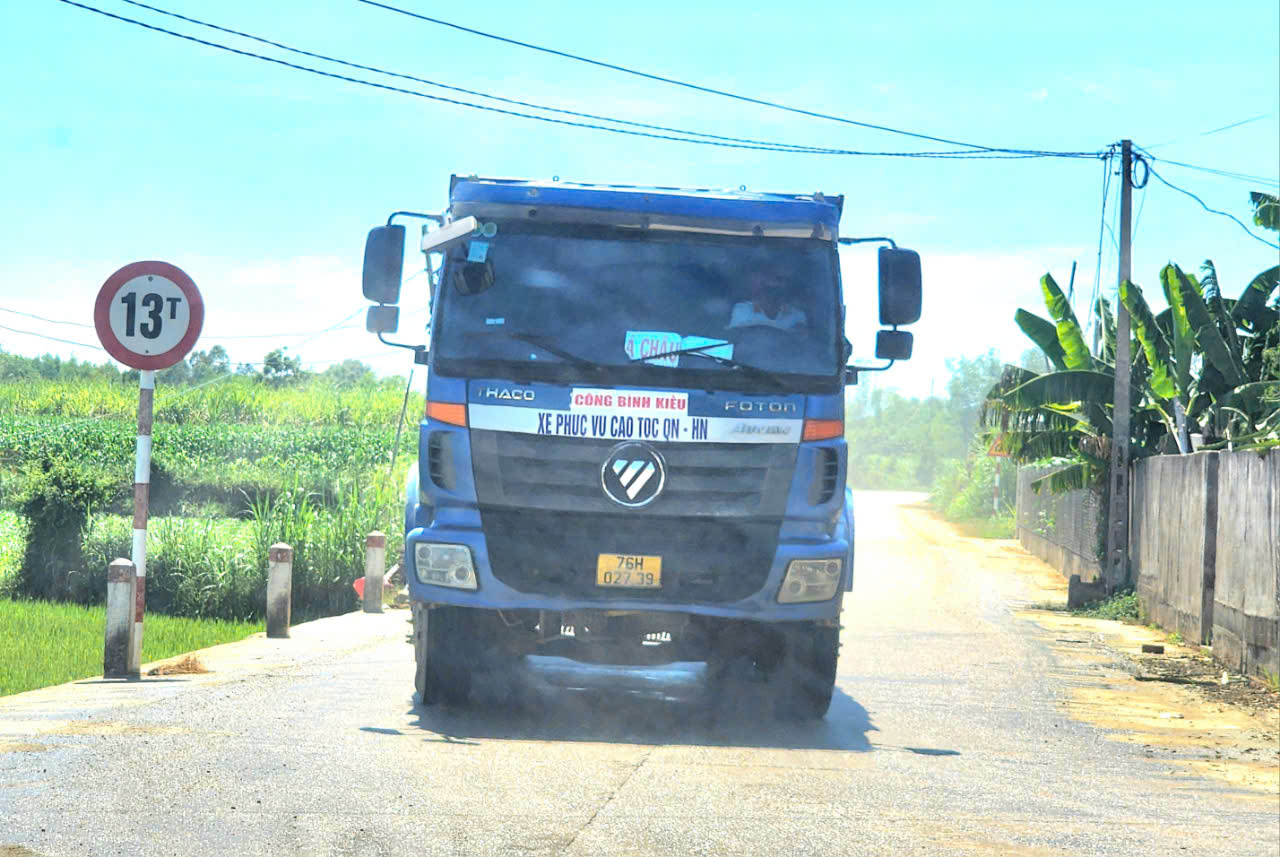 Quảng Ng&atilde;i: Lập trạm c&acirc;n gần cửa mỏ đ&aacute;, xử l&yacute; nghi&ecirc;m t&agrave;i xế chở qu&aacute; tải- Ảnh 4.