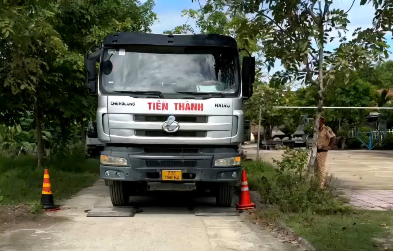 Quảng Ng&atilde;i: Lập trạm c&acirc;n gần cửa mỏ đ&aacute;, xử l&yacute; nghi&ecirc;m t&agrave;i xế chở qu&aacute; tải- Ảnh 2.