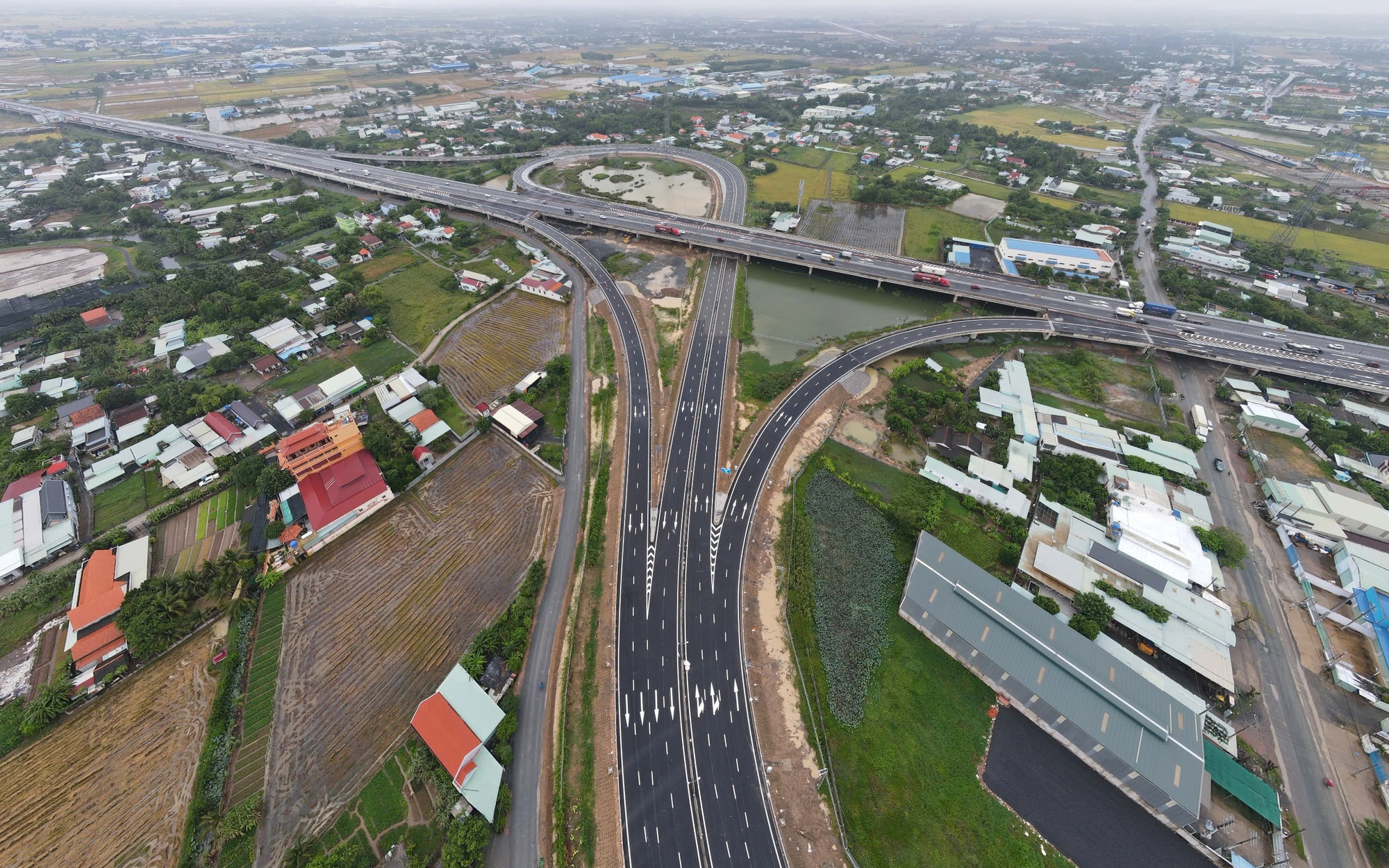 Cao tốc Bến Lức &ndash; Long Th&agrave;nh xuy&ecirc;n TP.HCM sắp th&ocirc;ng xe