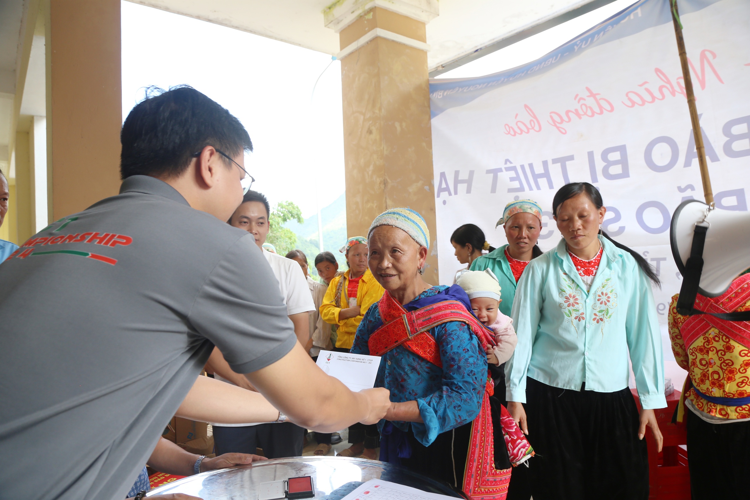 B&aacute;o Giao th&ocirc;ng v&agrave; CC1 trao tiền x&acirc;y nh&agrave;, trao qu&agrave; cho người d&acirc;n bị lũ qu&eacute;t ở Cao Bằng- Ảnh 11.