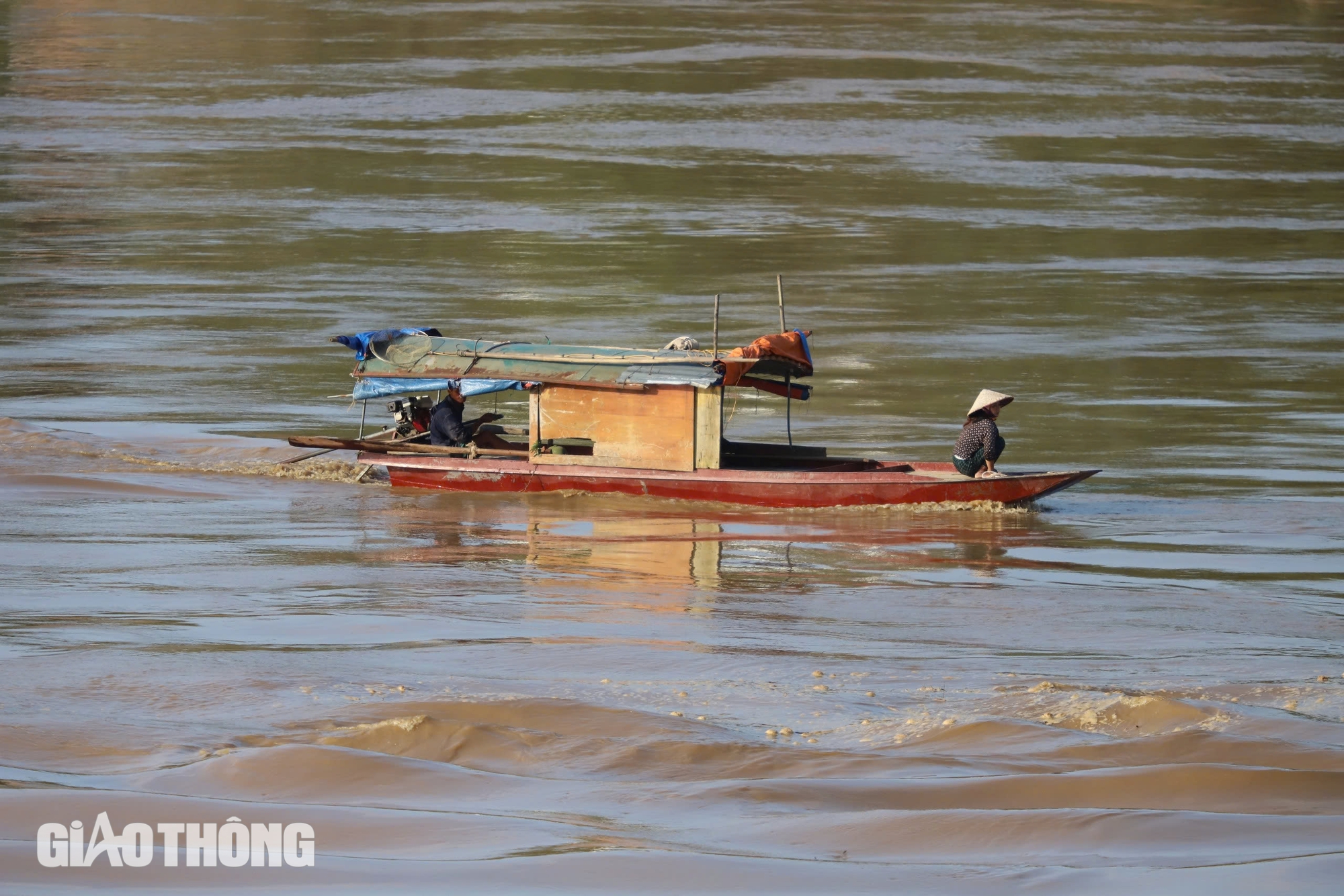 Dãi nắng, dầm mưa ngóng chờ tin người thân mất tích trong vụ sập cầu Phong Châu- Ảnh 2. Dãi nắng, dầm mưa ngóng chờ tin người thân mất tích trong vụ sập cầu Phong Châu- Ảnh 2.