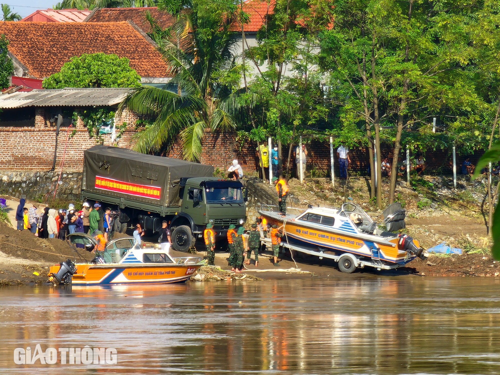 Dãi nắng, dầm mưa ngóng chờ tin người thân mất tích trong vụ sập cầu Phong Châu- Ảnh 4. Dãi nắng, dầm mưa ngóng chờ tin người thân mất tích trong vụ sập cầu Phong Châu- Ảnh 4.