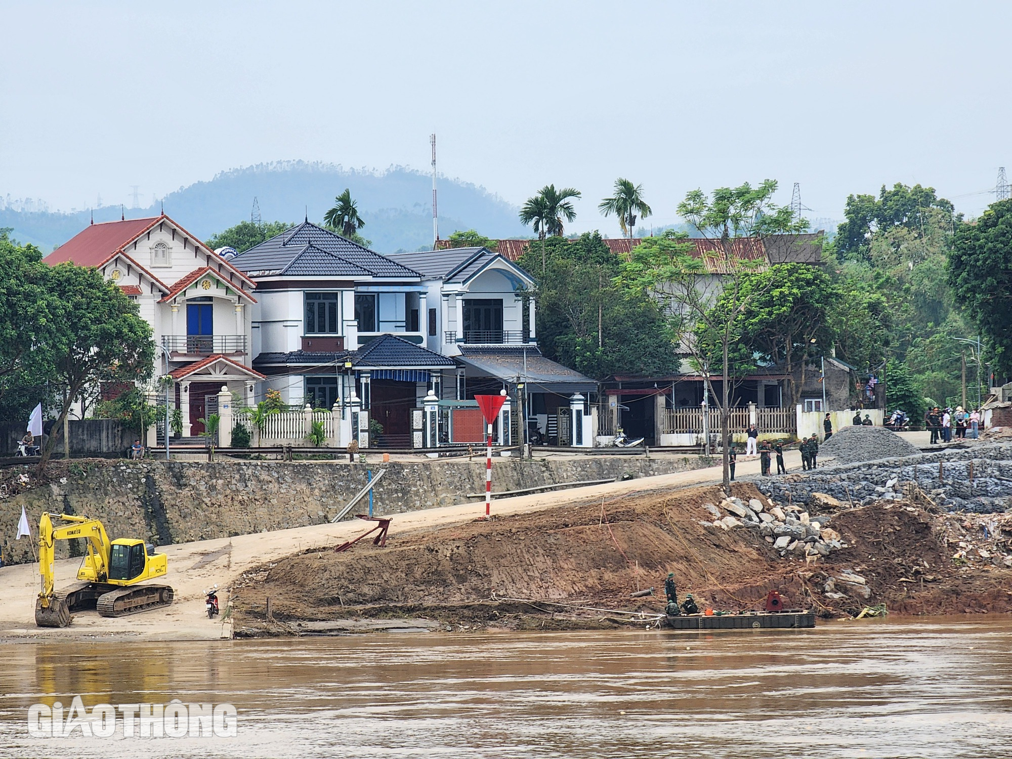 Lắp đặt thử cầu phao thay thế cầu Phong Ch&acirc;u bị sập- Ảnh 1.