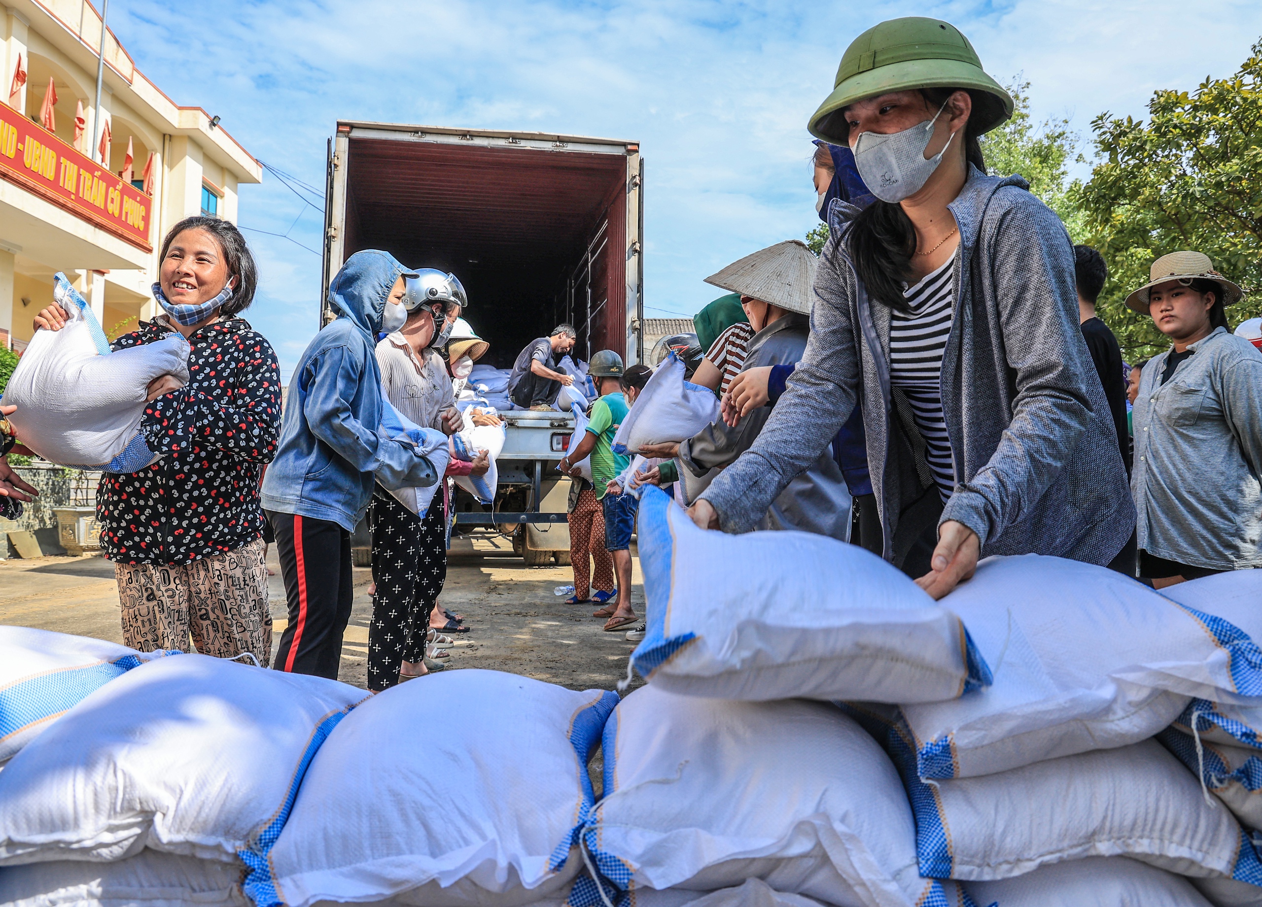 Ấm áp tình người nơi vùng lũ Yên Bái- Ảnh 11. Ấm áp tình người nơi vùng lũ Yên Bái- Ảnh 11.