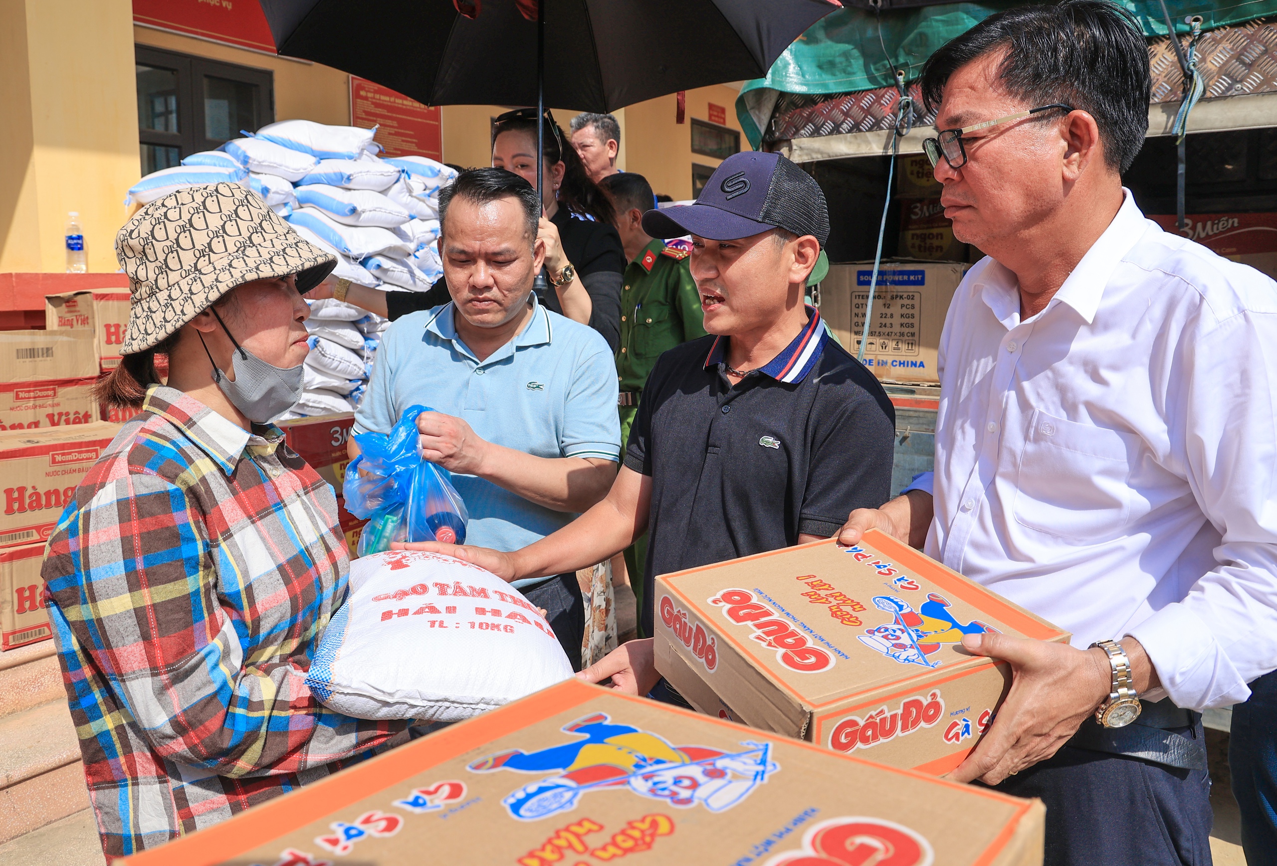 Ấm áp tình người nơi vùng lũ Yên Bái- Ảnh 8. Ấm áp tình người nơi vùng lũ Yên Bái- Ảnh 8.