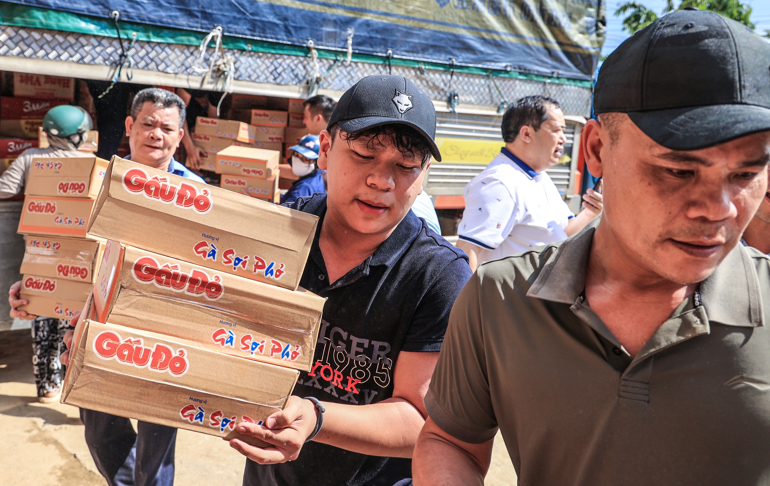 Ấm áp tình người nơi vùng lũ Yên Bái- Ảnh 4. Ấm áp tình người nơi vùng lũ Yên Bái- Ảnh 4.