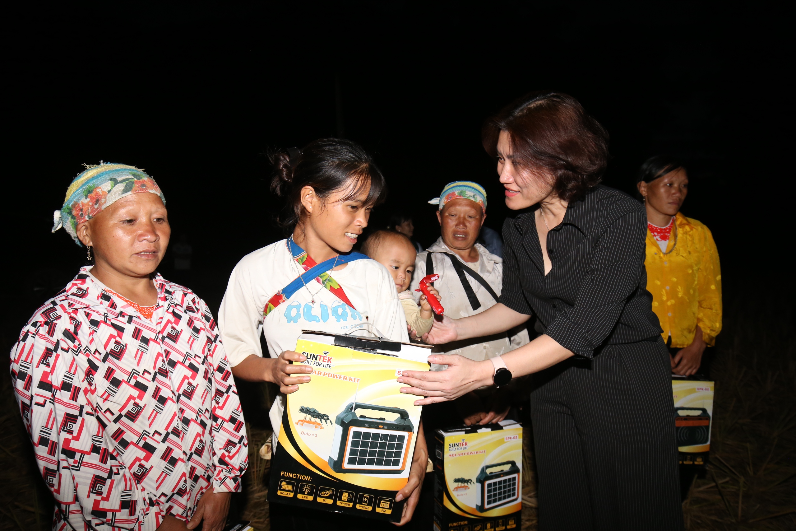 B&aacute;o Giao th&ocirc;ng v&agrave; CC1 trao tiền x&acirc;y nh&agrave;, trao qu&agrave; cho người d&acirc;n bị lũ qu&eacute;t ở Cao Bằng- Ảnh 10.