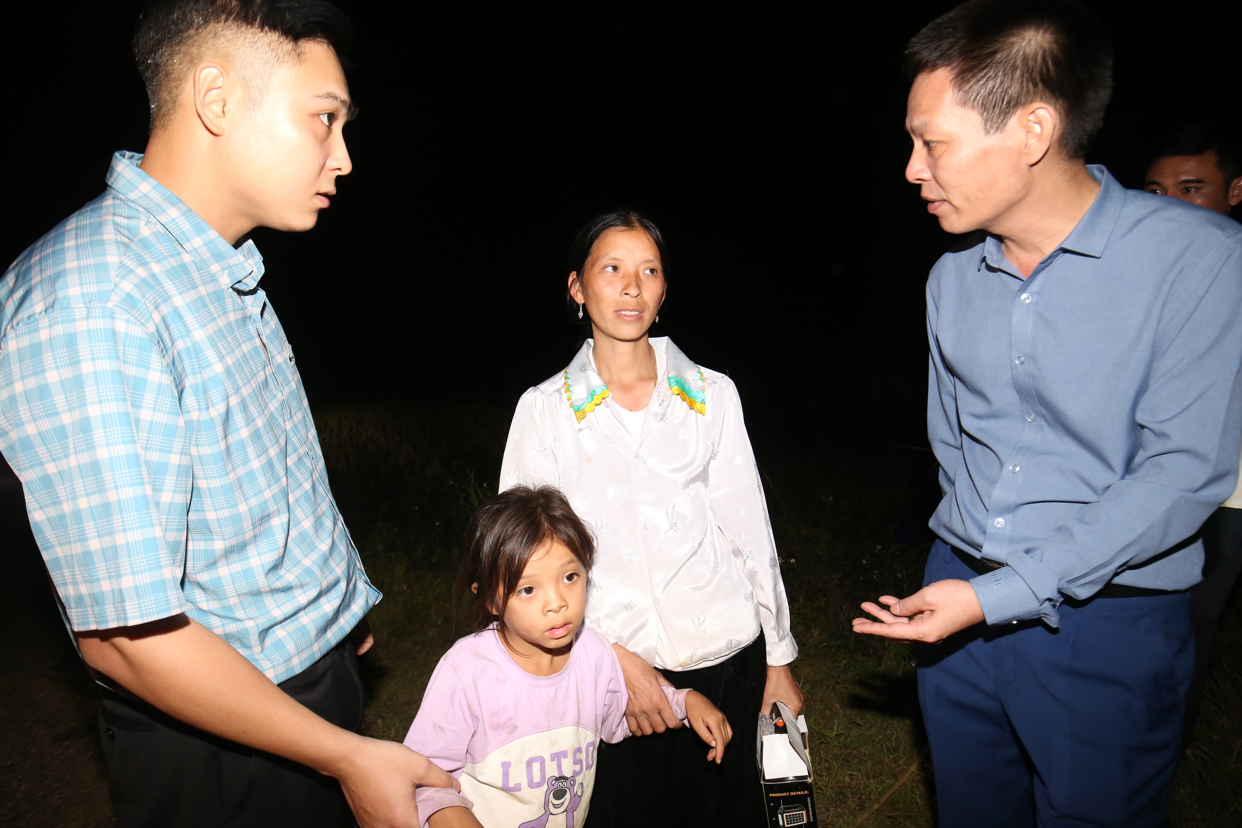 B&aacute;o Giao th&ocirc;ng v&agrave; CC1 trao tiền x&acirc;y nh&agrave;, trao qu&agrave; cho người d&acirc;n bị lũ qu&eacute;t ở Cao Bằng- Ảnh 8.