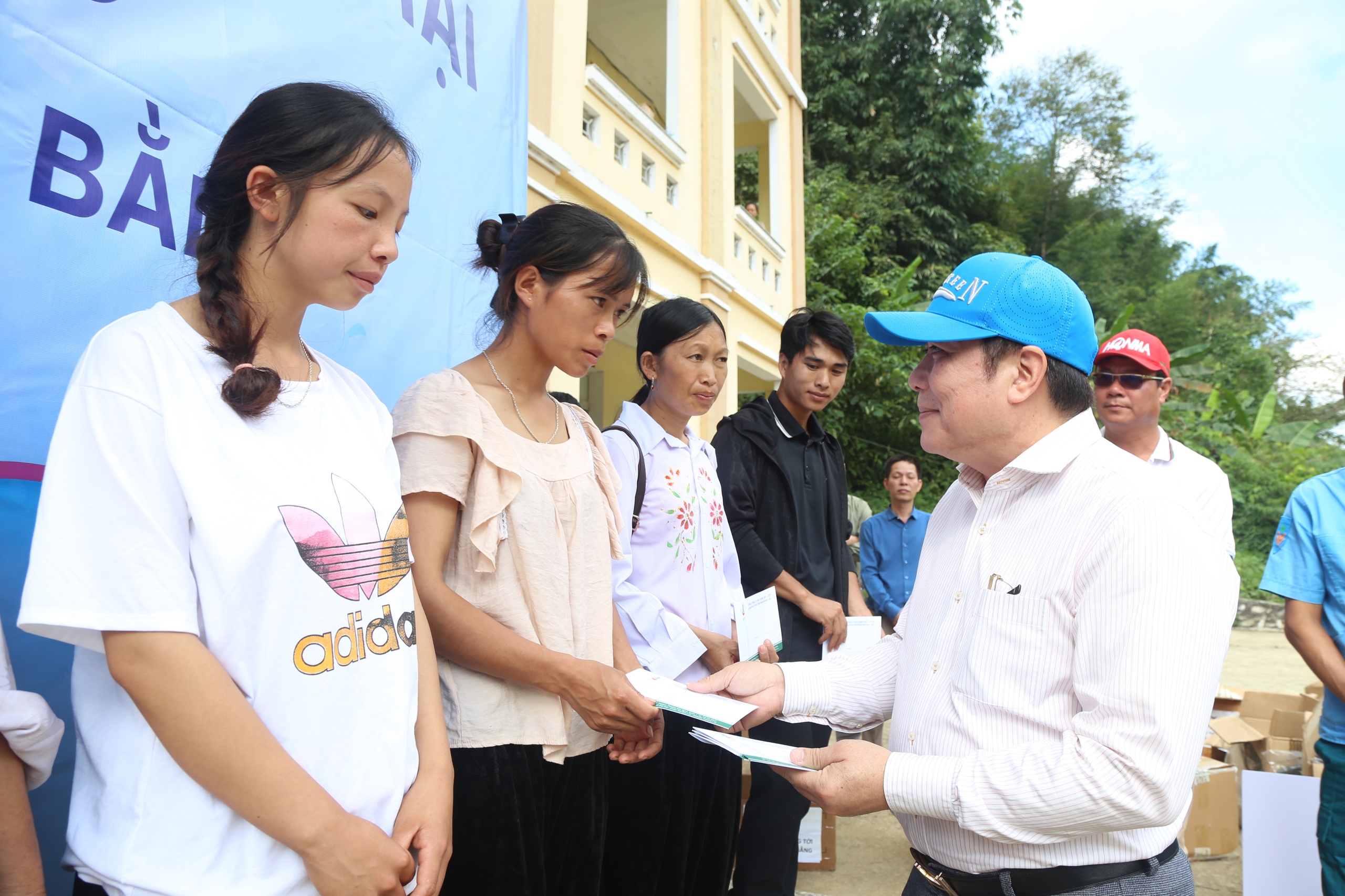 B&aacute;o Giao th&ocirc;ng v&agrave; CC1 trao tiền x&acirc;y nh&agrave;, trao qu&agrave; cho người d&acirc;n bị lũ qu&eacute;t ở Cao Bằng- Ảnh 6.