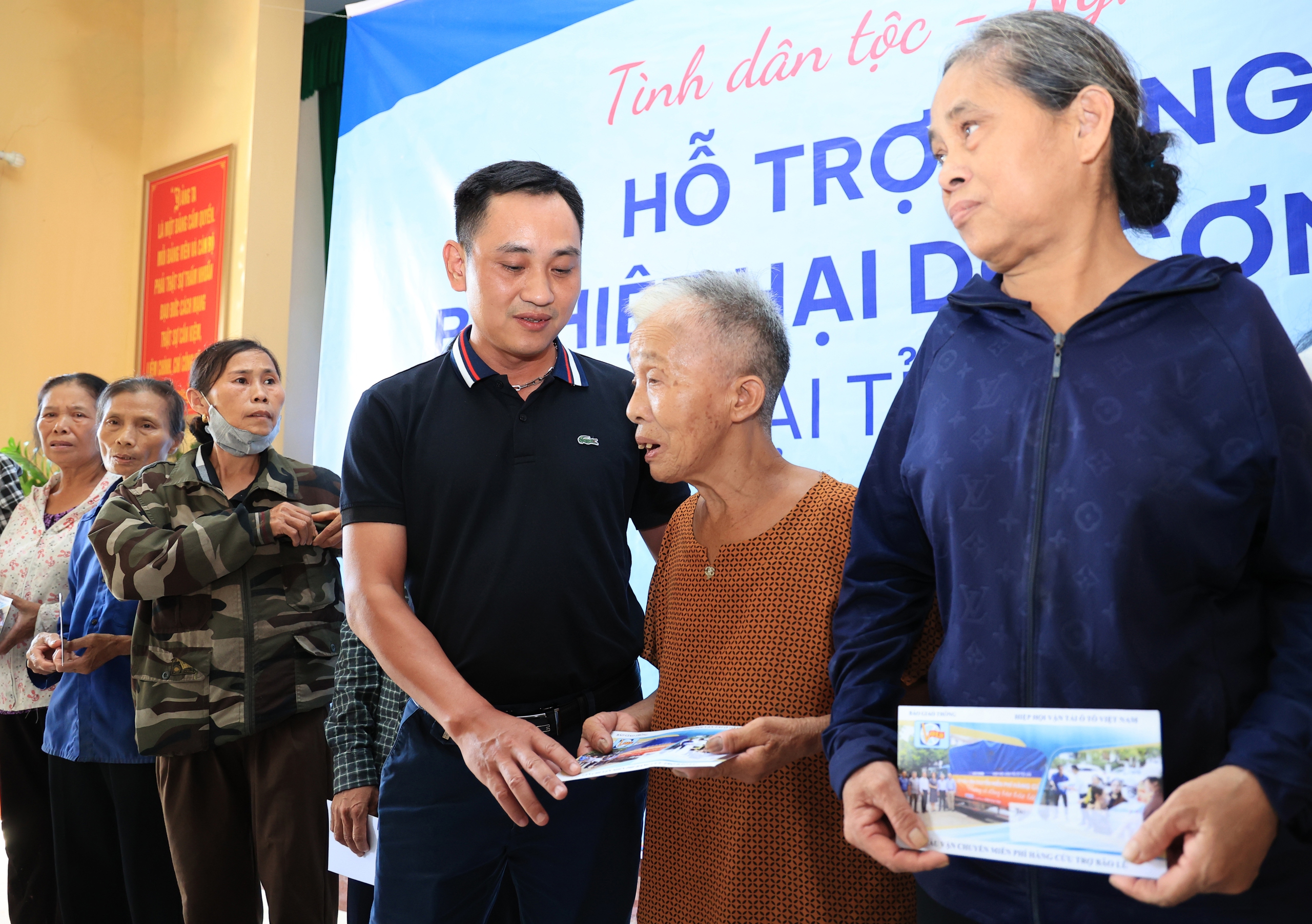 Ấm áp tình người nơi vùng lũ Yên Bái- Ảnh 5. Ấm áp tình người nơi vùng lũ Yên Bái- Ảnh 5.