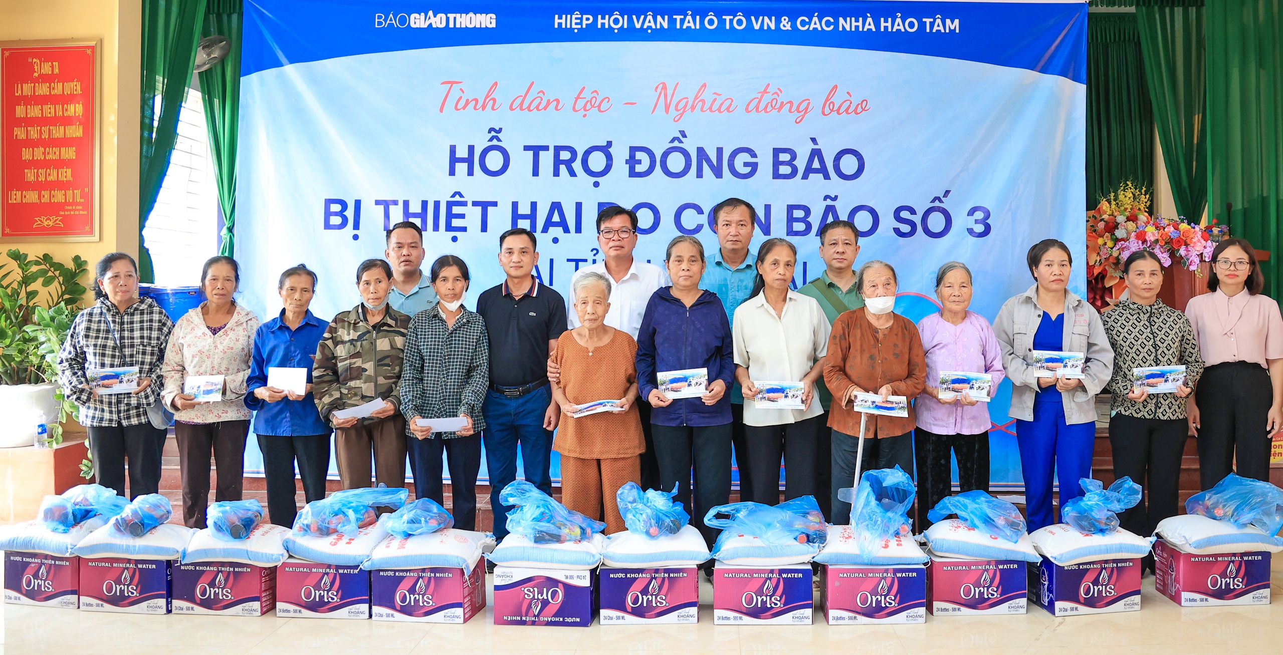 Ấm áp tình người nơi vùng lũ Yên Bái- Ảnh 1. Ấm áp tình người nơi vùng lũ Yên Bái- Ảnh 1.