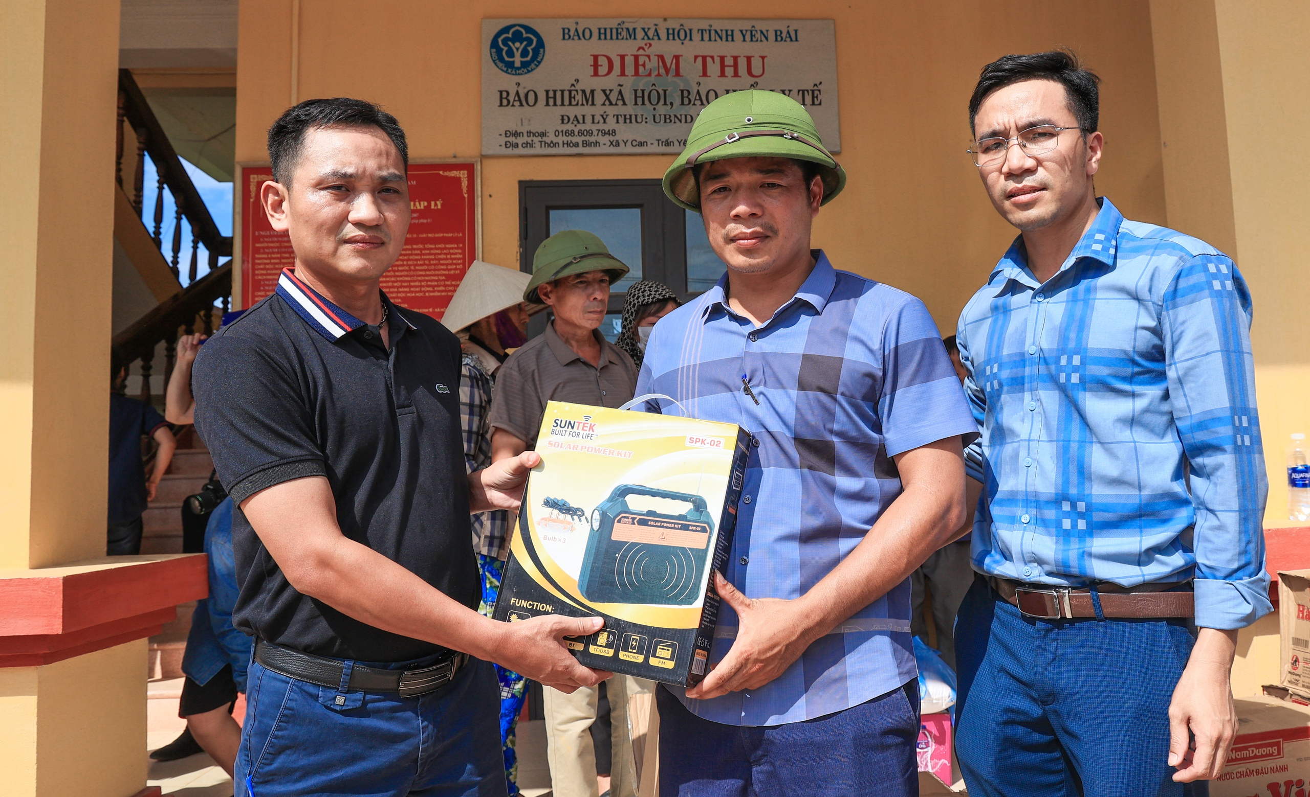 Ấm áp tình người nơi vùng lũ Yên Bái- Ảnh 9. Ấm áp tình người nơi vùng lũ Yên Bái- Ảnh 9.