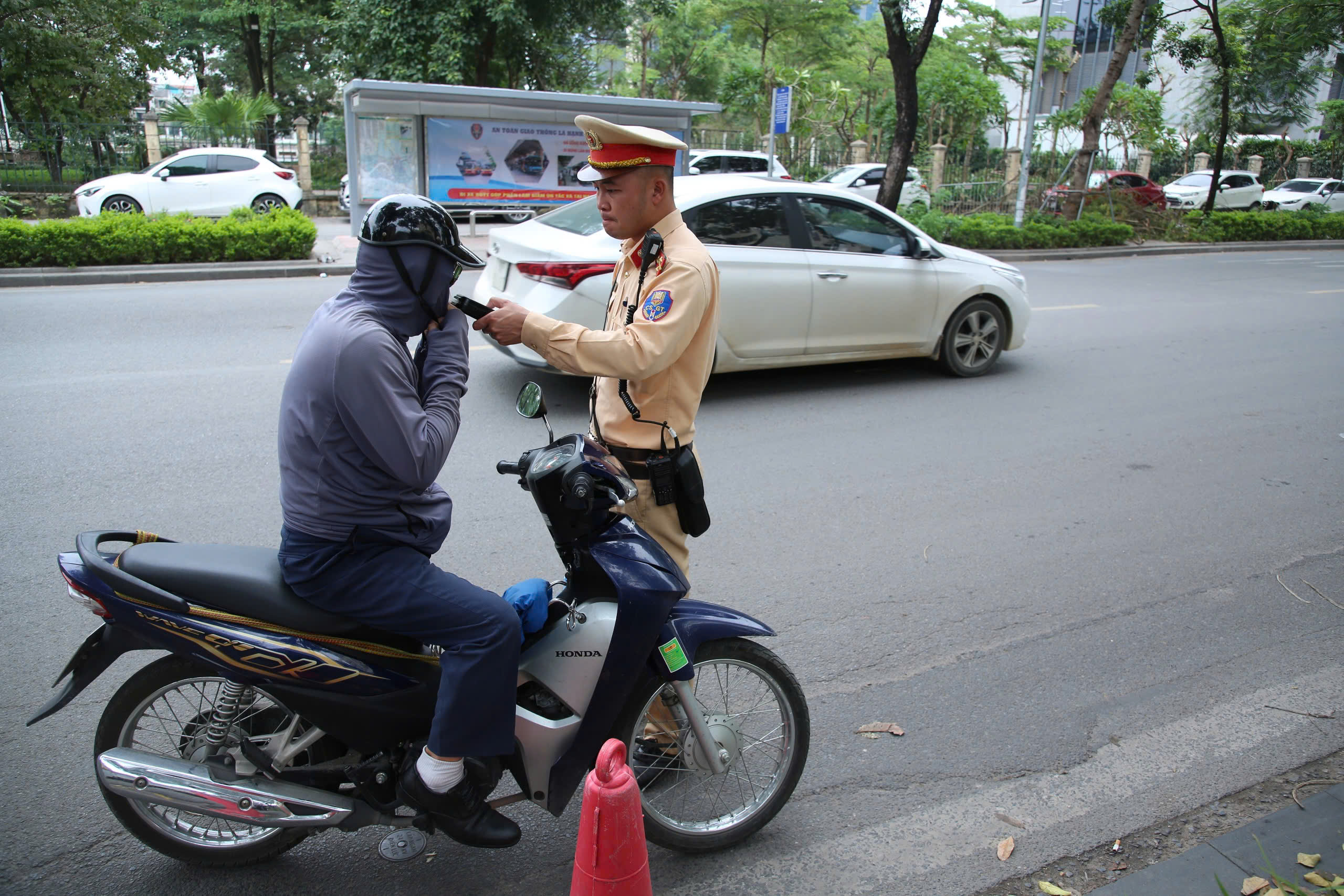 CSGT H&agrave; Nội tăng cường lập chốt xử l&yacute; nồng độ cồn, nhiều t&agrave;i xế xe m&aacute;y vi phạm- Ảnh 7.