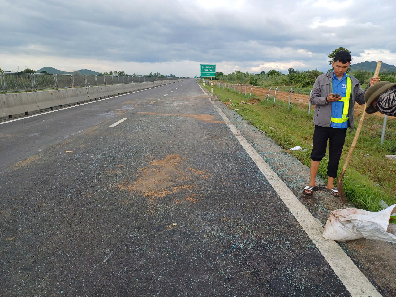 Hiện trường 2 xe kh&aacute;ch t&ocirc;ng nhau tr&ecirc;n cao tốc Vĩnh Hảo - Phan Thiết, 2 người tử vong- Ảnh 5.