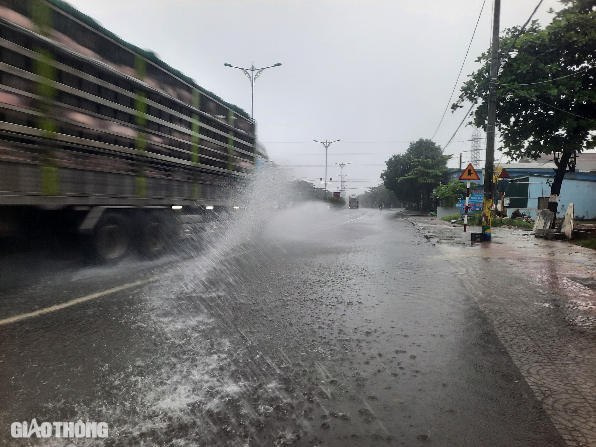 B&atilde;o số 4: Cầu tr&agrave;n quốc lộ 15D ngập, giao th&ocirc;ng &aacute;ch tắc, Quảng Trị mưa lớn- Ảnh 10.