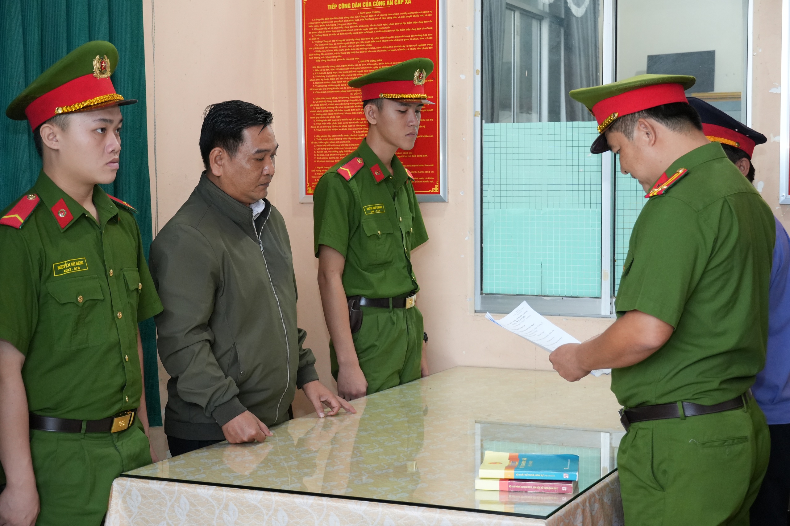 Bồi thường tiền tỷ sai, nh&acirc;n vi&ecirc;n Ph&ograve;ng TN&MT ở Hậu Giang bị bắt- Ảnh 1.