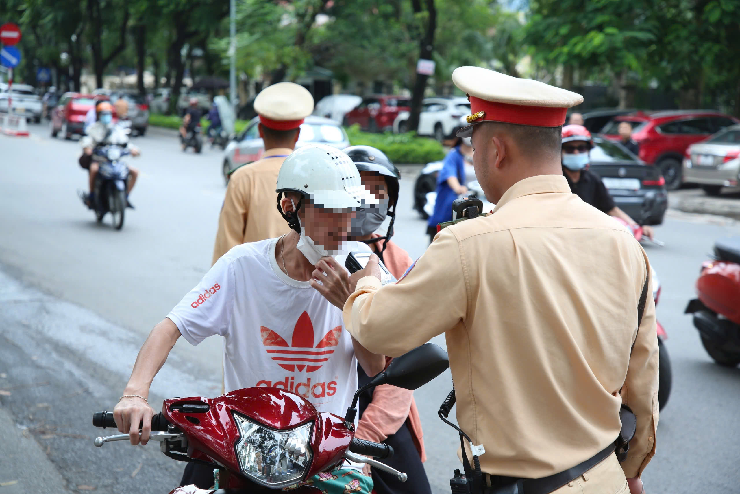 CSGT H&agrave; Nội tăng cường lập chốt xử l&yacute; nồng độ cồn, nhiều t&agrave;i xế xe m&aacute;y vi phạm- Ảnh 3.