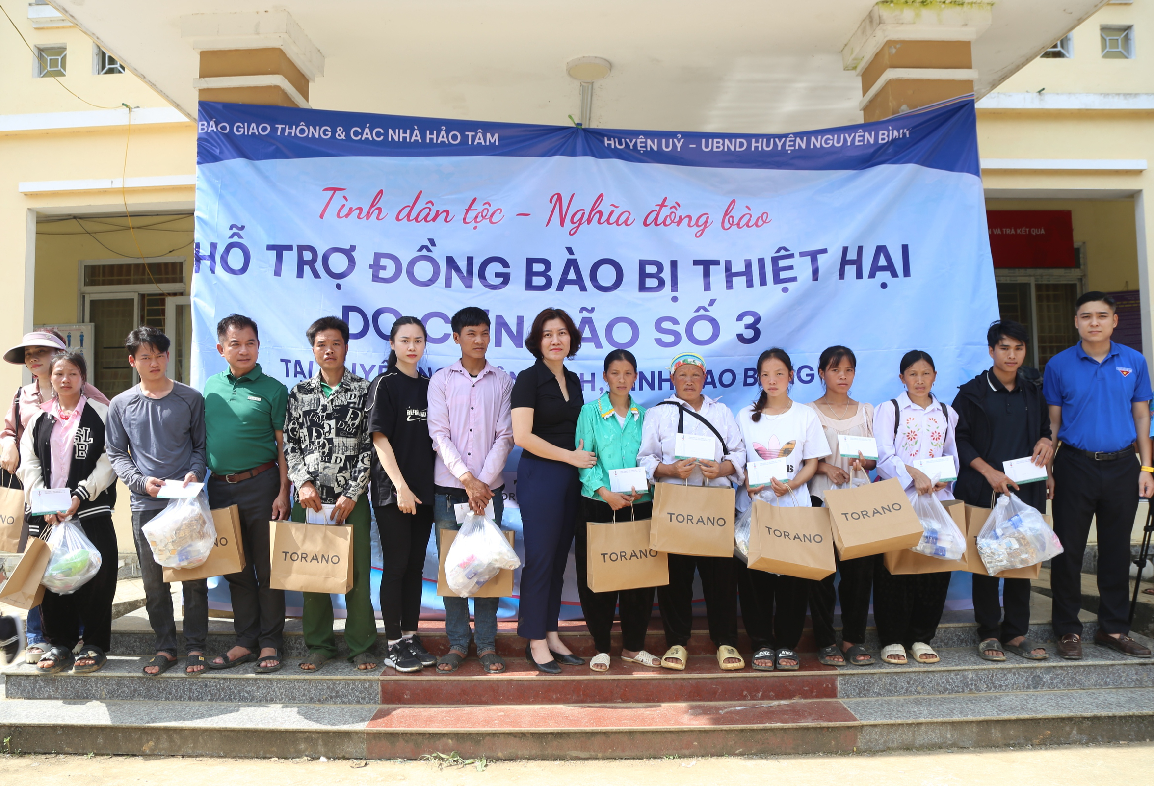 B&aacute;o Giao th&ocirc;ng v&agrave; CC1 trao tiền x&acirc;y nh&agrave;, trao qu&agrave; cho người d&acirc;n bị lũ qu&eacute;t ở Cao Bằng- Ảnh 5.