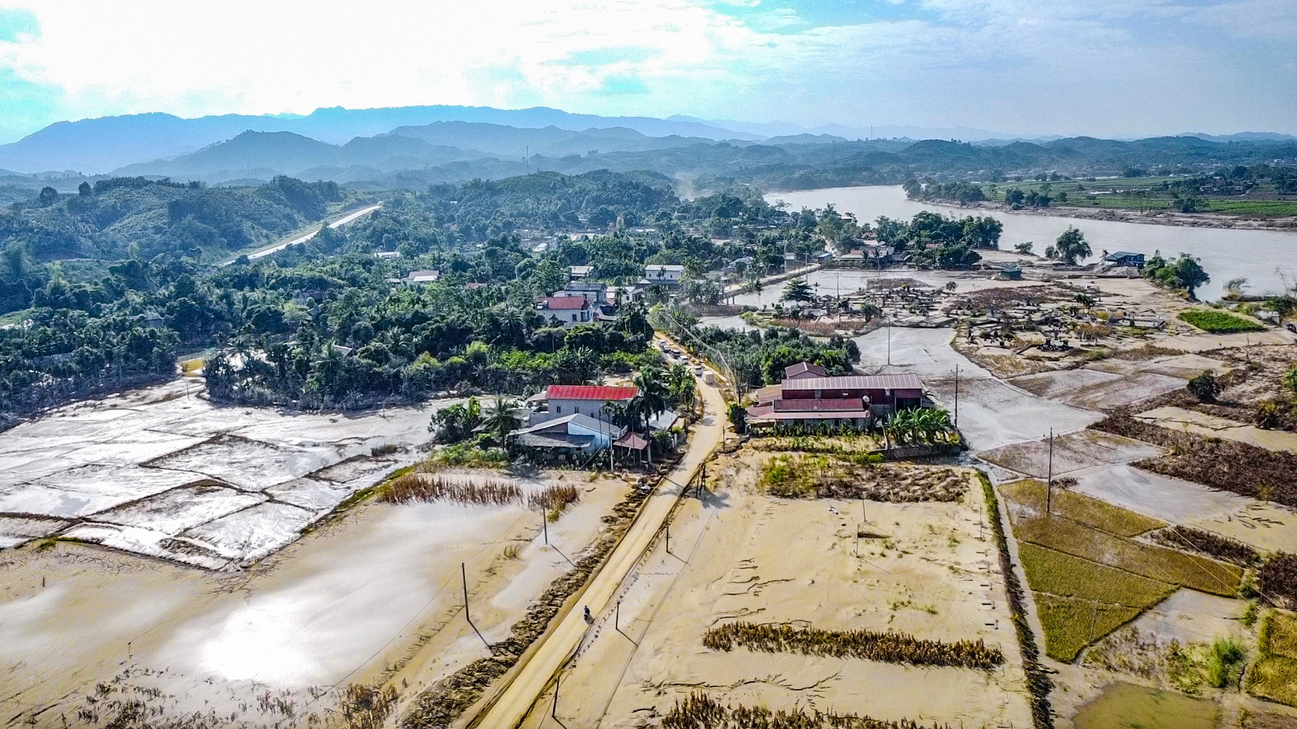 Ấm áp tình người nơi vùng lũ Yên Bái- Ảnh 17. Ấm áp tình người nơi vùng lũ Yên Bái- Ảnh 17.