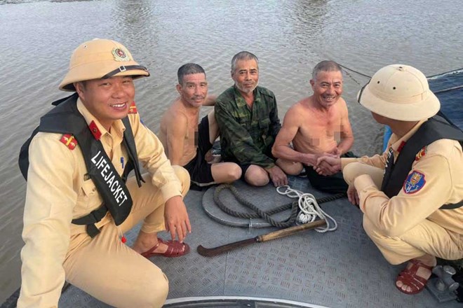 CSGT Hải Ph&ograve;ng kịp thời cứu gi&uacute;p 3 người bị lật thuyền tr&ecirc;n s&ocirc;ng- Ảnh 1.