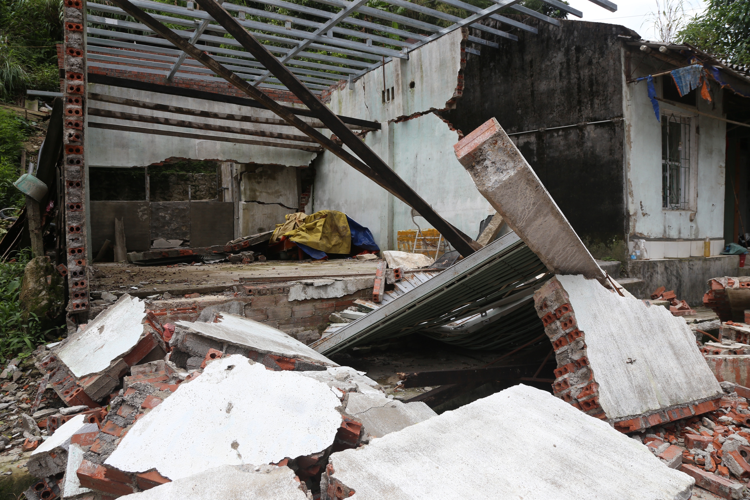 B&aacute;o Giao th&ocirc;ng v&agrave; CC1 trao tiền x&acirc;y nh&agrave;, trao qu&agrave; cho người d&acirc;n bị lũ qu&eacute;t ở Cao Bằng- Ảnh 2.