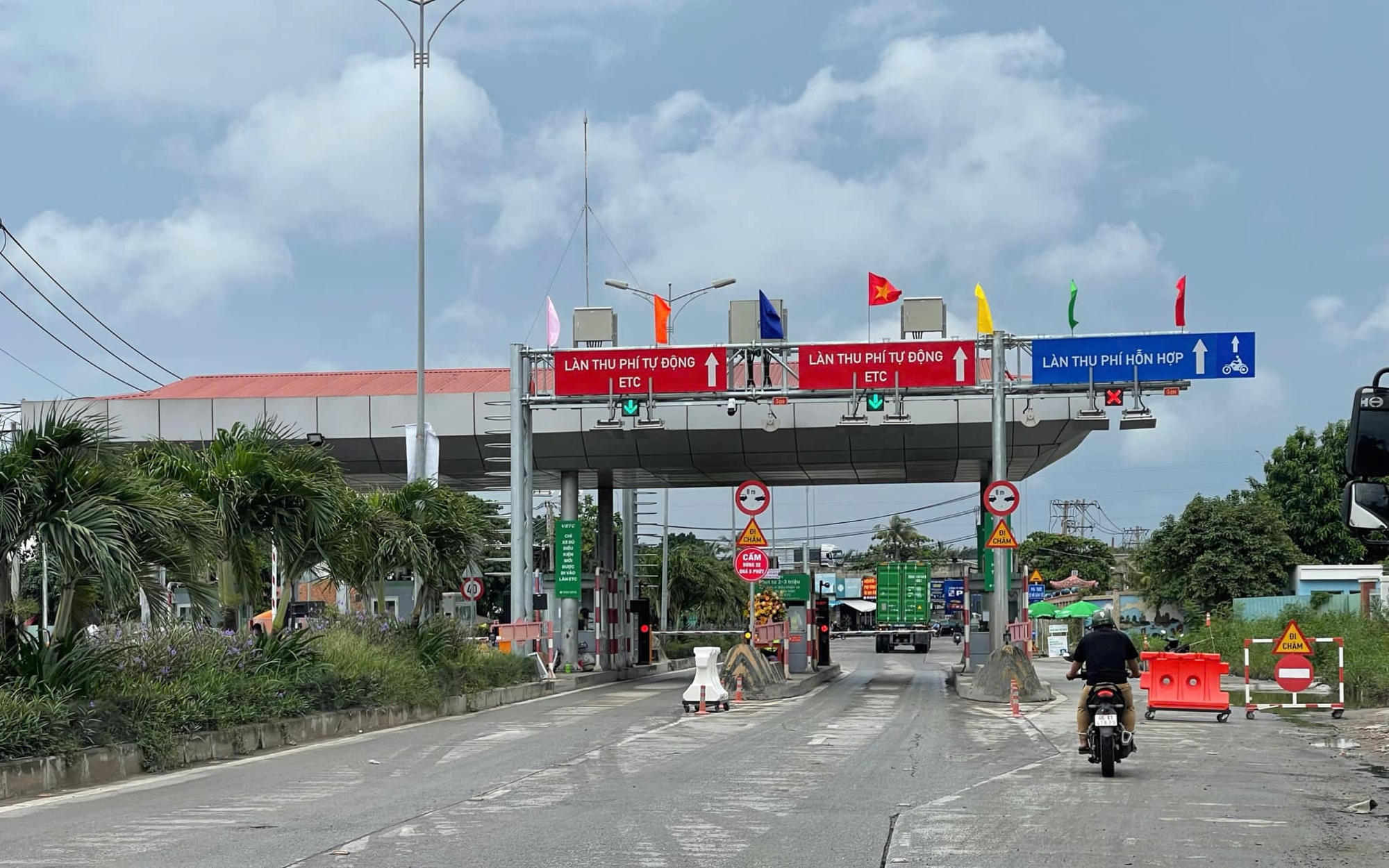 Người d&acirc;n &yacute; kiến về trạm BOT Ph&uacute; Hữu, Sở GTVT TP.HCM n&oacute;i g&igrave;?