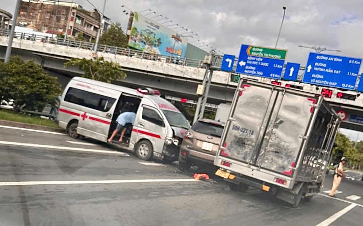 TP.HCM: Tai nạn li&ecirc;n ho&agrave;n giữa 4 &ocirc; t&ocirc; tr&ecirc;n đại lộ V&otilde; Văn Kiệt