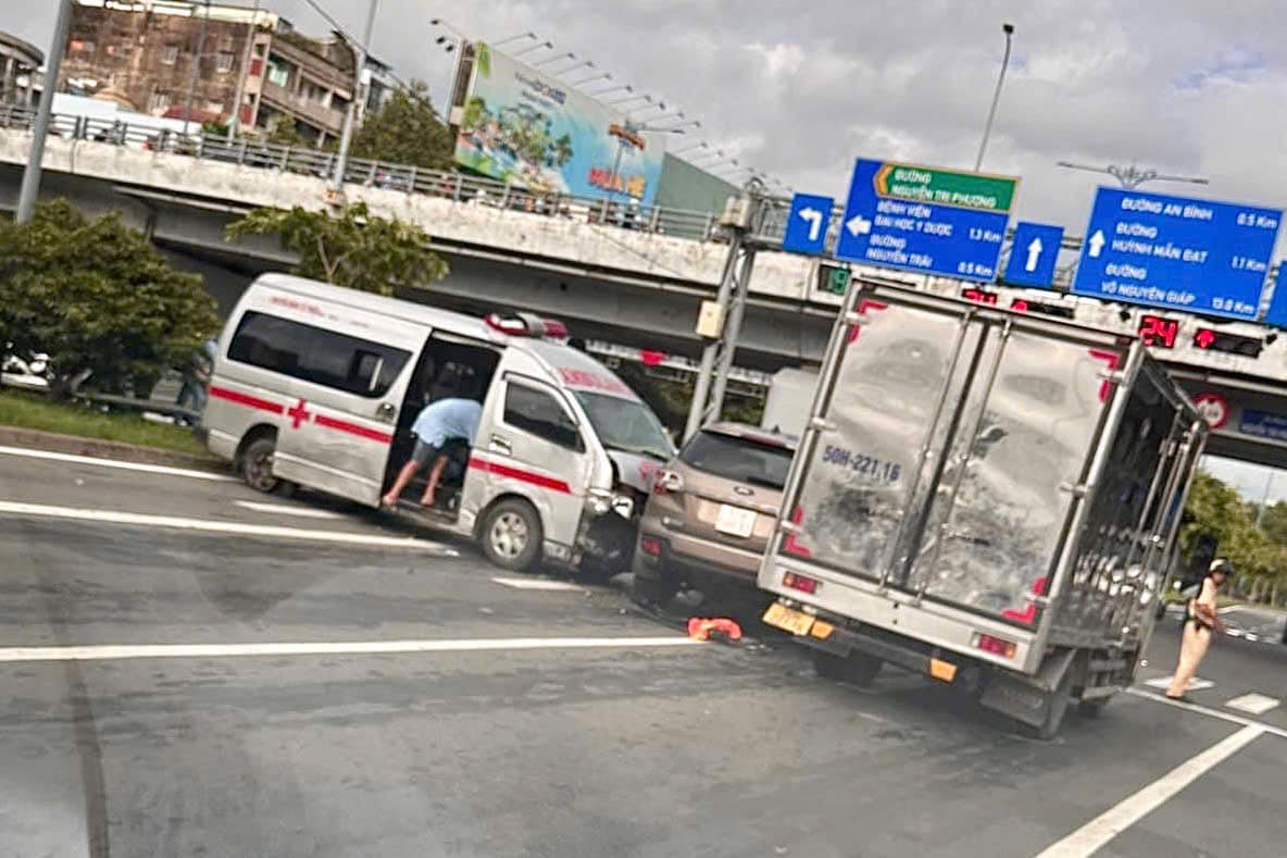 TP.HCM: Tai nạn li&ecirc;n ho&agrave;n giữa 4 &ocirc; t&ocirc; tr&ecirc;n đại lộ V&otilde; Văn Kiệt- Ảnh 1.