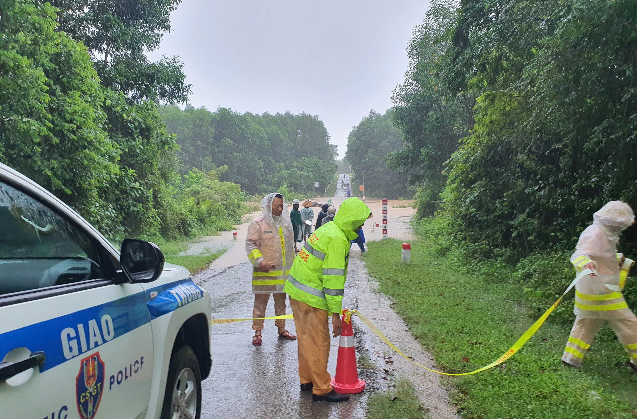 Nhiều cầu tr&agrave;n ở 2 huyện miền n&uacute;i Quảng Trị ngập s&acirc;u, giao th&ocirc;ng chia cắt- Ảnh 1.